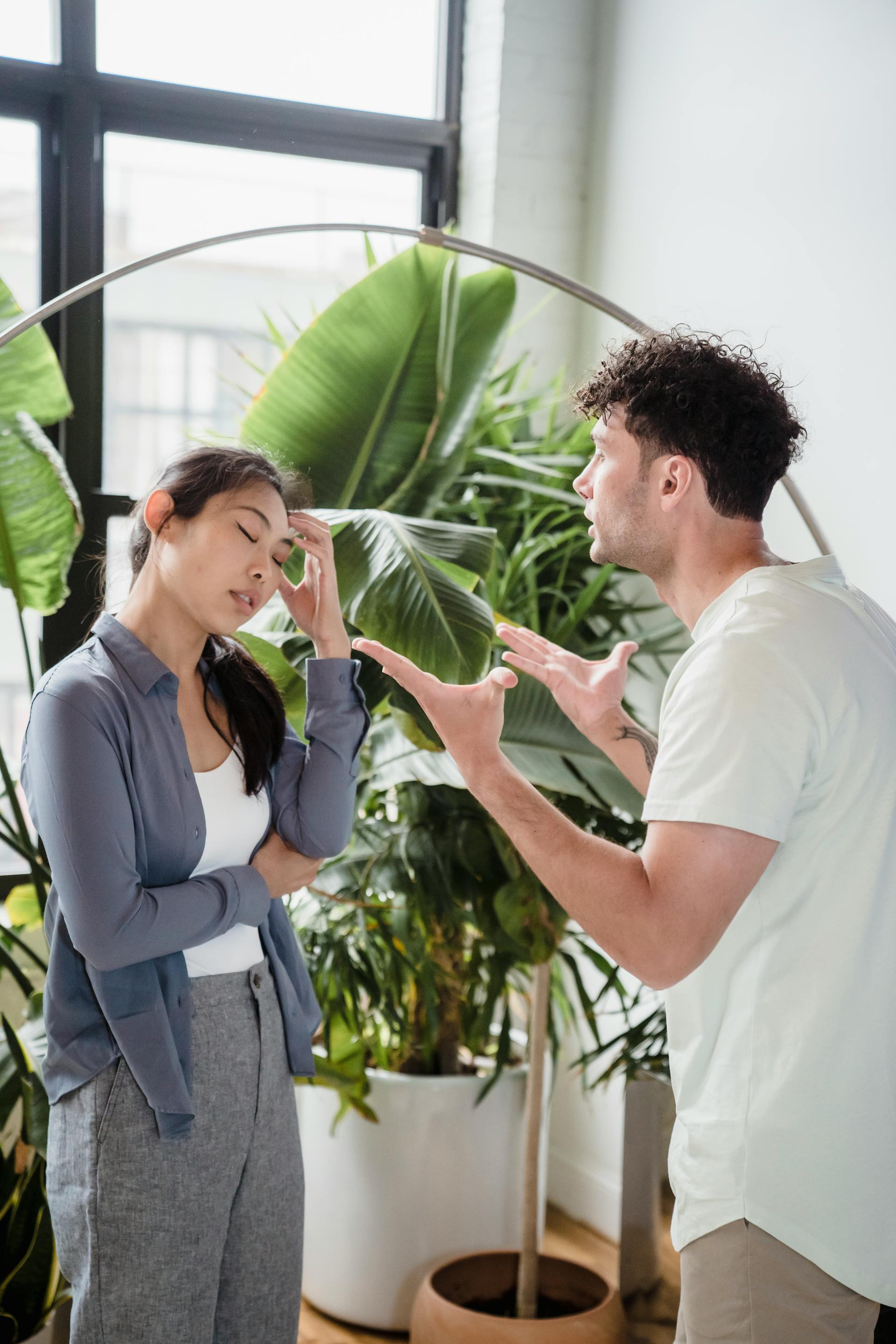 Dos personas discutiendo | Fuente: Pexels