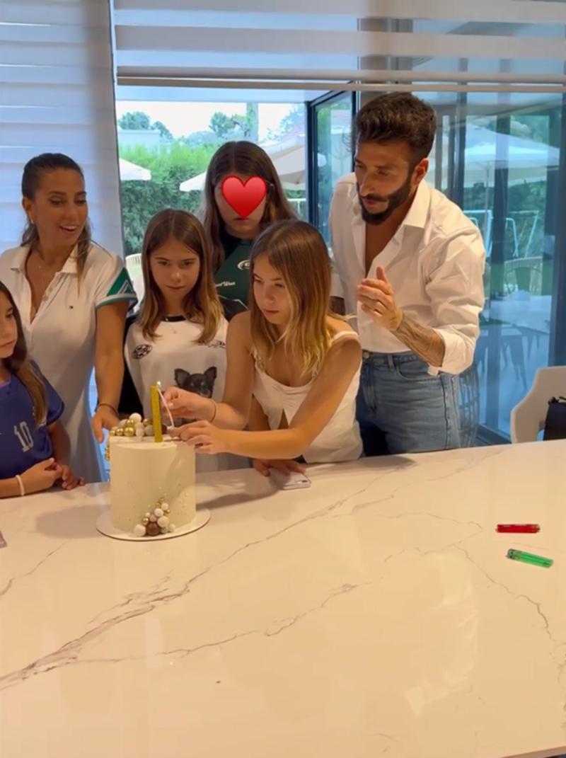 Cinthia Fernández con su novio Roberto Castillo, sus hijas y otra invitada, en la celebración de su cumpleaños | Fuente: Instagram/cinthia_fernandez_