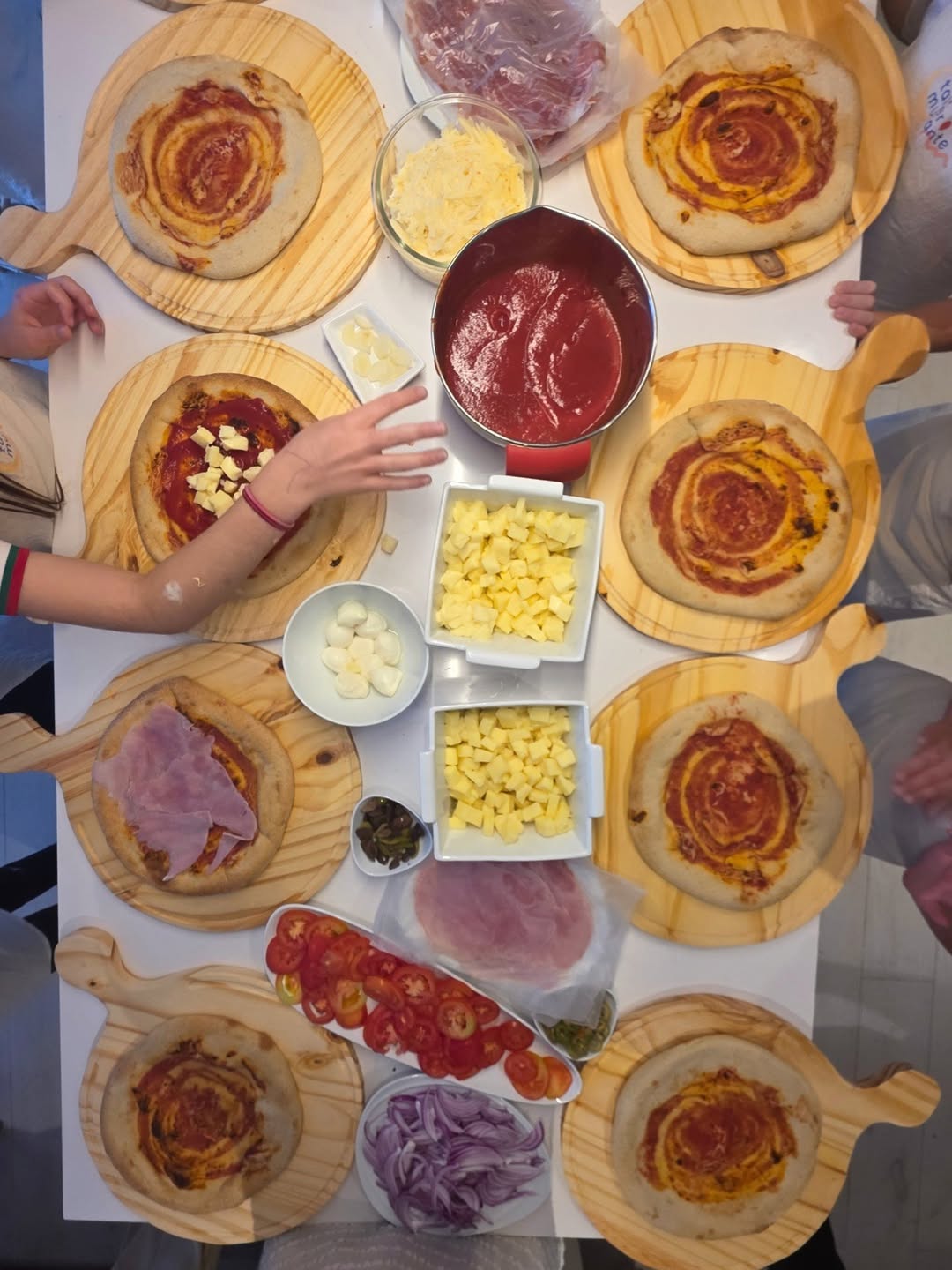 Las invitadas preparan pizza durante el cumpleaños de la hija de Emilia Attías | Fuente: Instagram/emilia_att