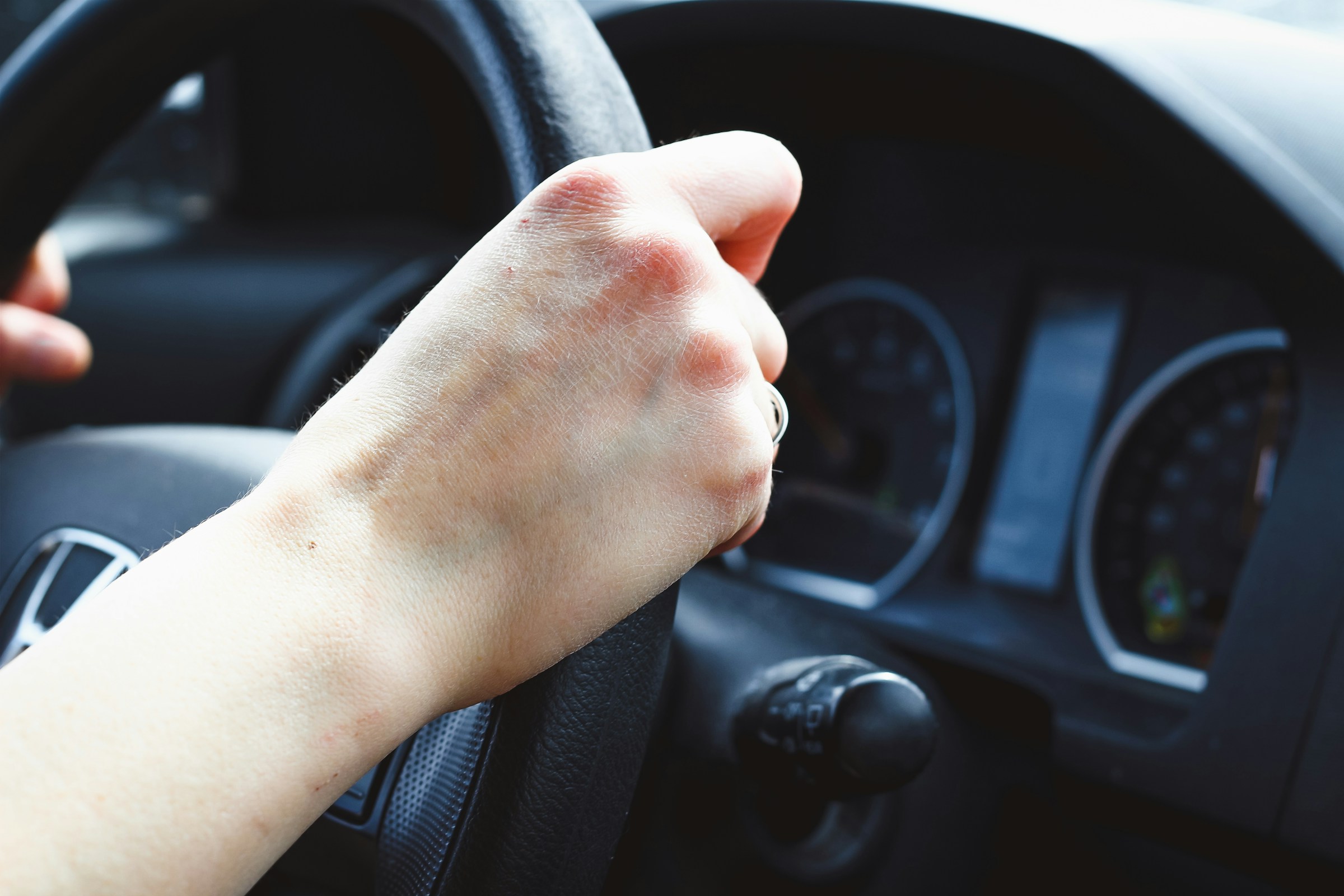 Primer plano de unas manos agarrando el volante | Fuente: Unsplash