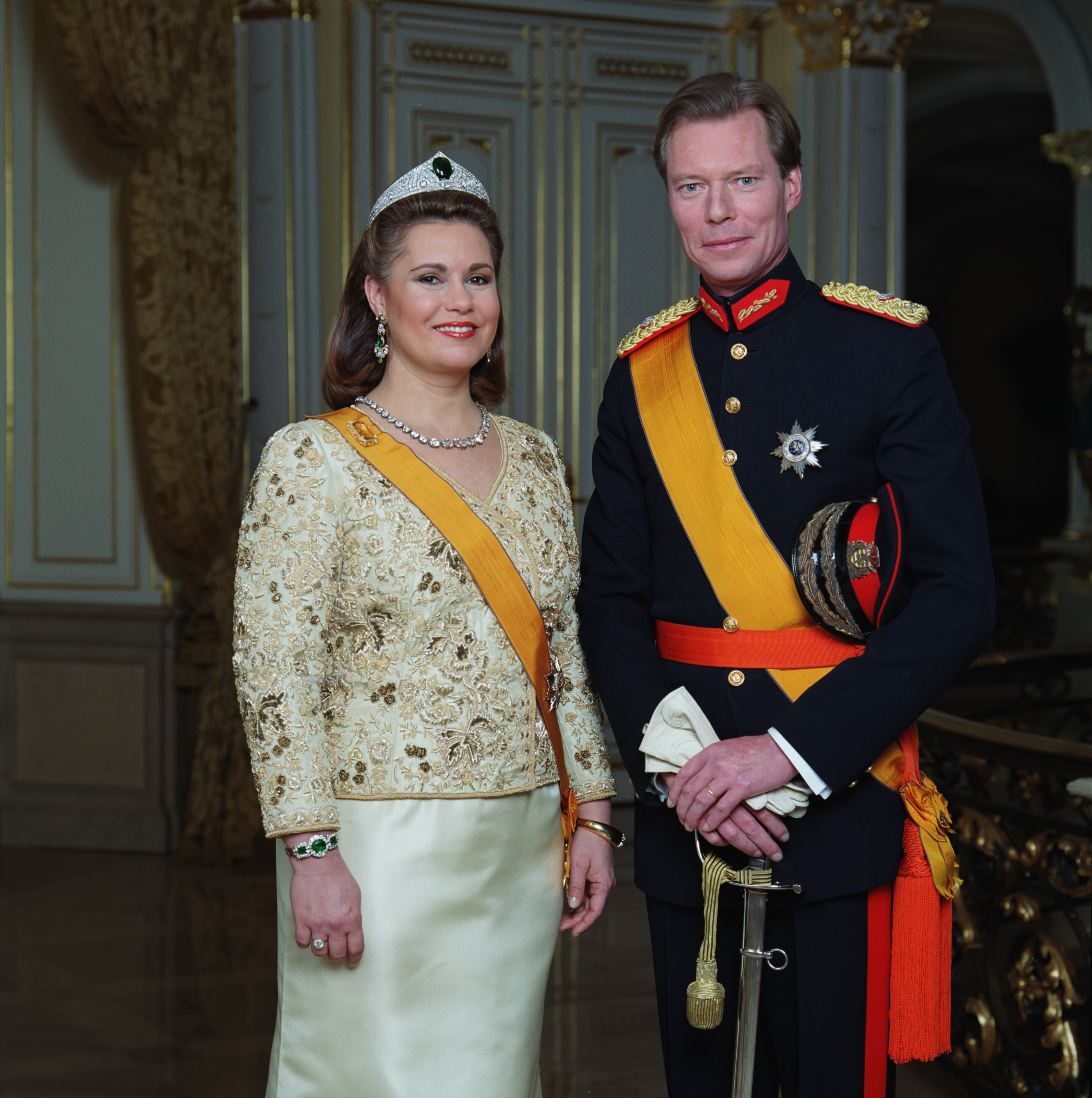 Retrato oficial de la Gran Duquesa María Teresa y el Gran Duque Henri de Luxemburgo con motivo de su 20º aniversario de bodas. | Fuente: Getty Images