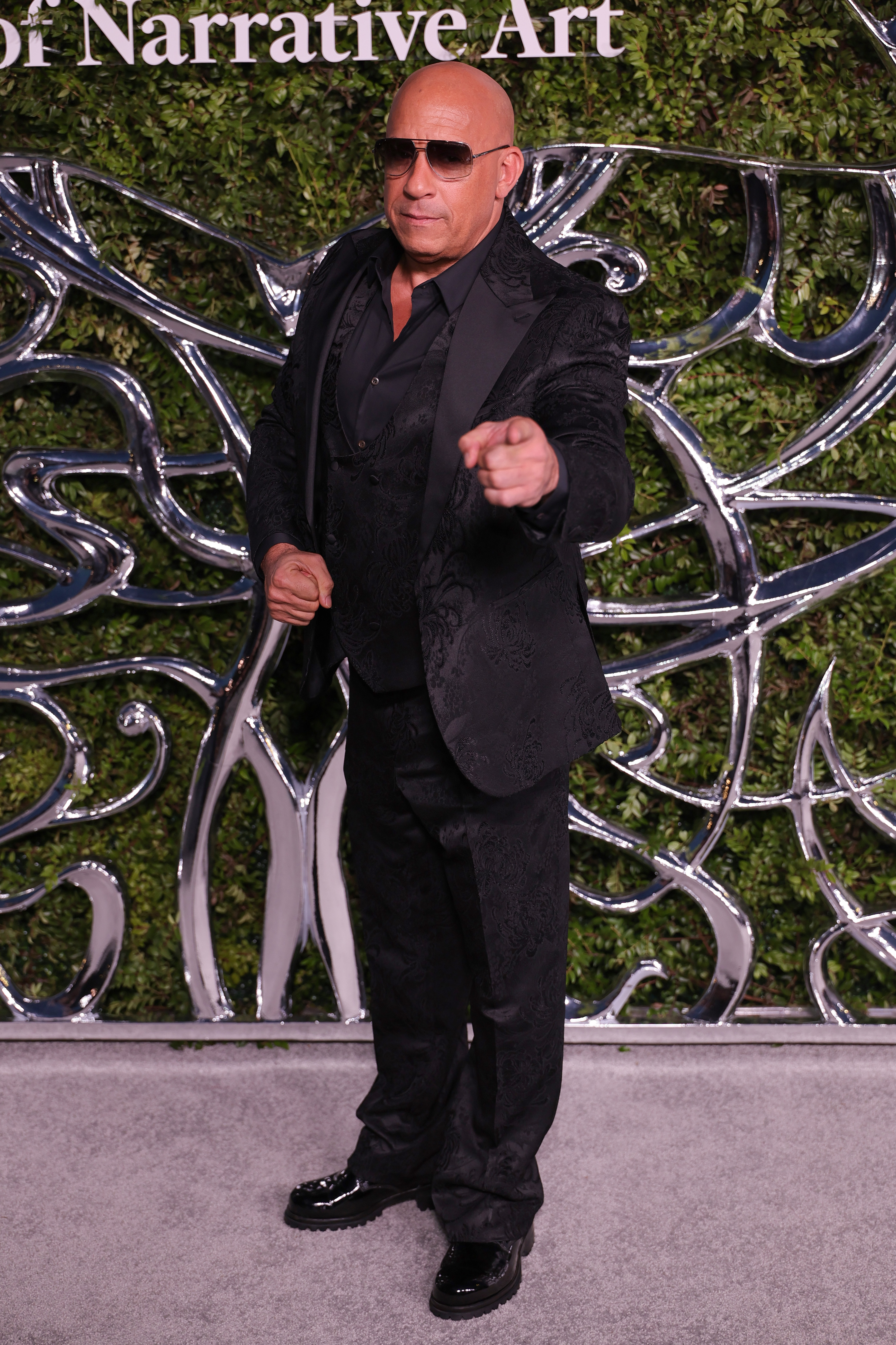 Vin Diesel señaló hacia la cámara mientras posaba en la gala de inauguración. Su gesto divertido les dio a los fotógrafos algo diferente a las poses más tradicionales de la noche. | Fuente: Getty Images