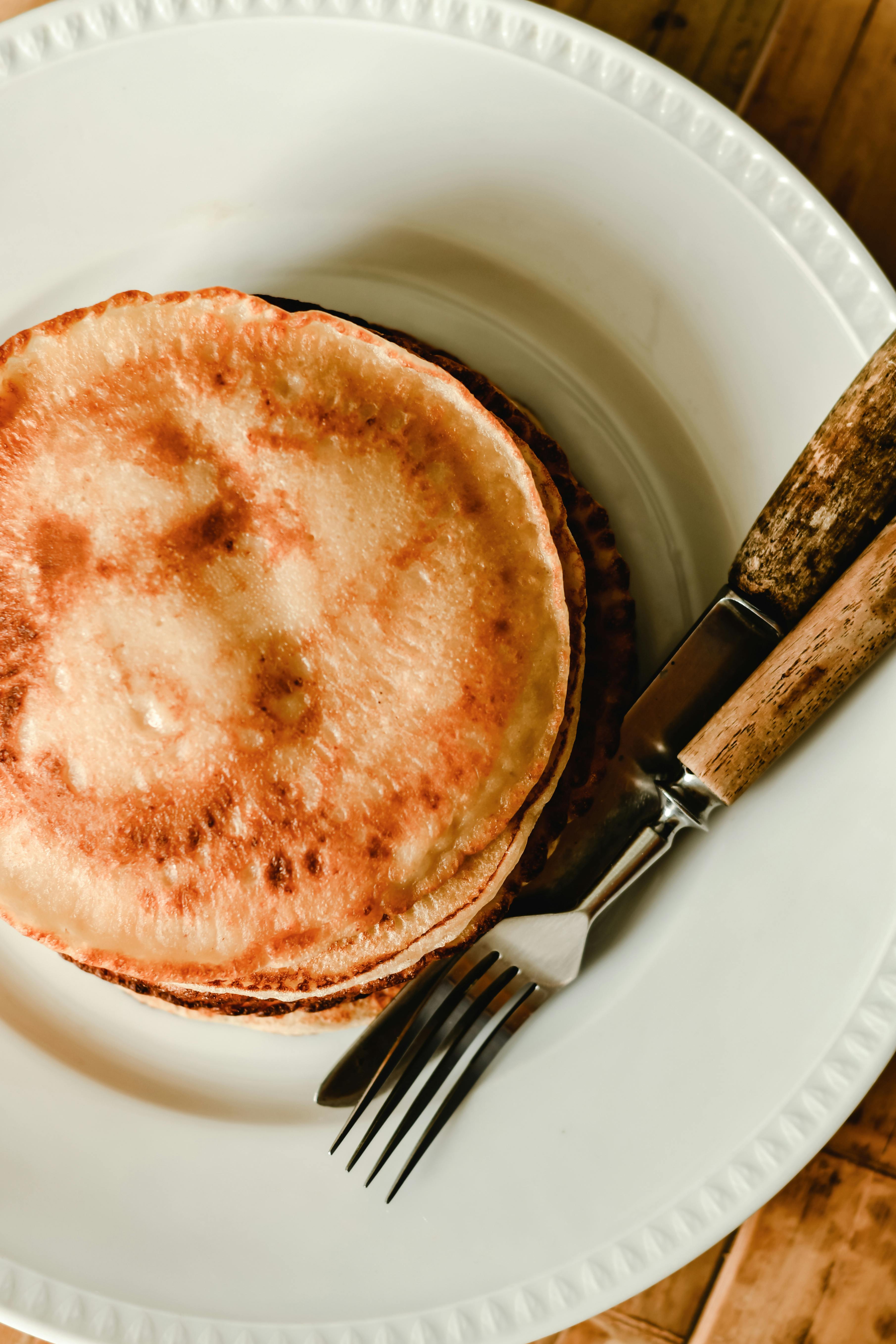 Una pila de tortitas sobre una mesa | Fuente: Pexels