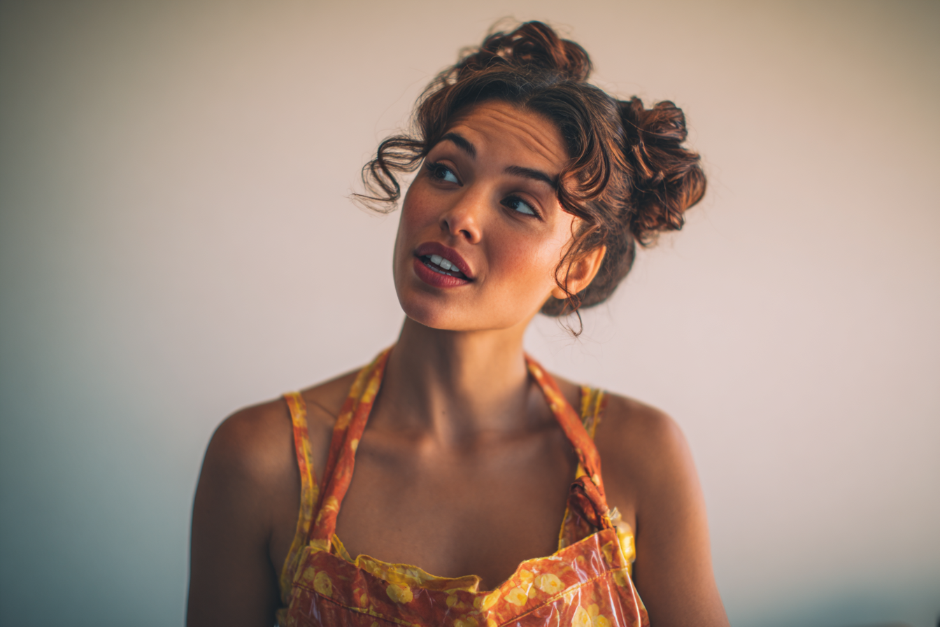 Una mujer hablando con alguien | Fuente: Midjourney