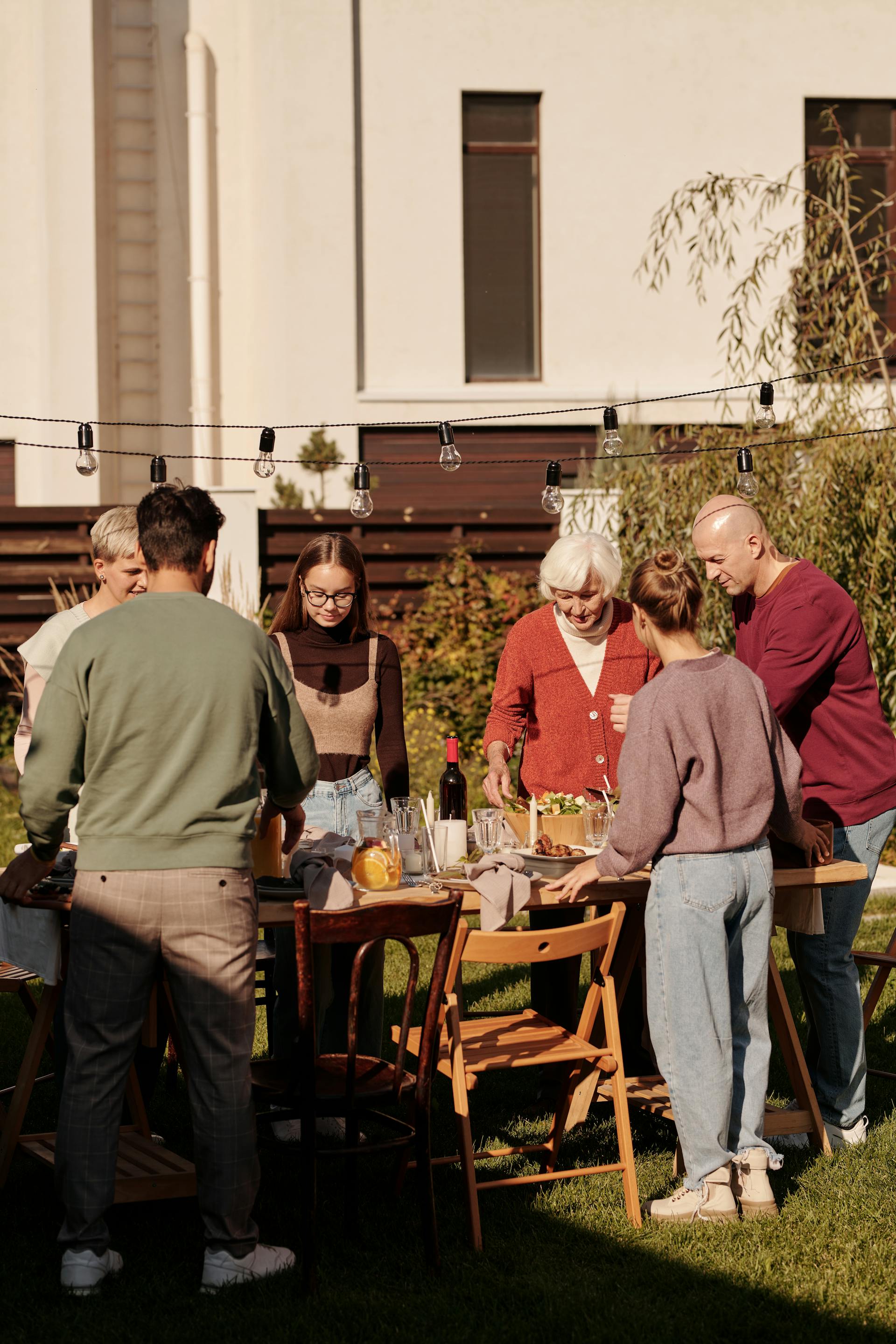 Asistentes a una barbacoa | Fuente: Pexels