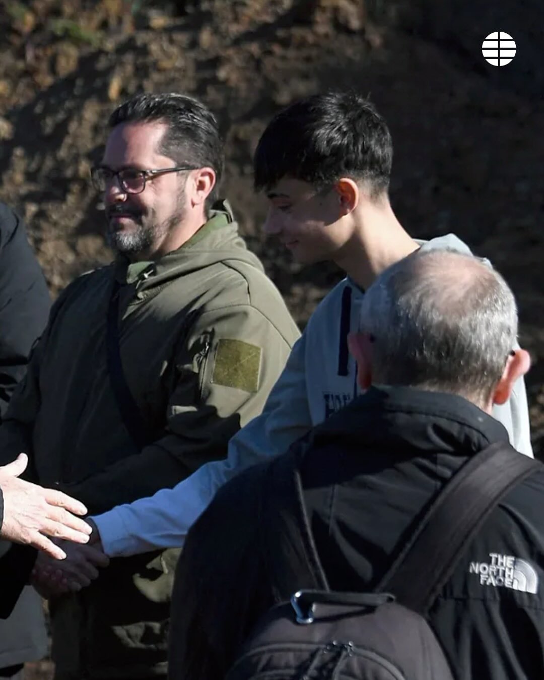 Gonzalo Sánchez y el joven Julio Rodríguez, dos de las personas que ayudaron a varias víctimas de la tragedia ferroviaria en Andamuz, España | Fuente: Instagram/elmundo_es