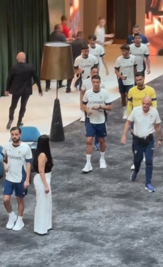 Cristiano Ronaldo junto a la selección de Portugal caminando dentro de un hotel. | Fuente: Instagram/blaugrana.