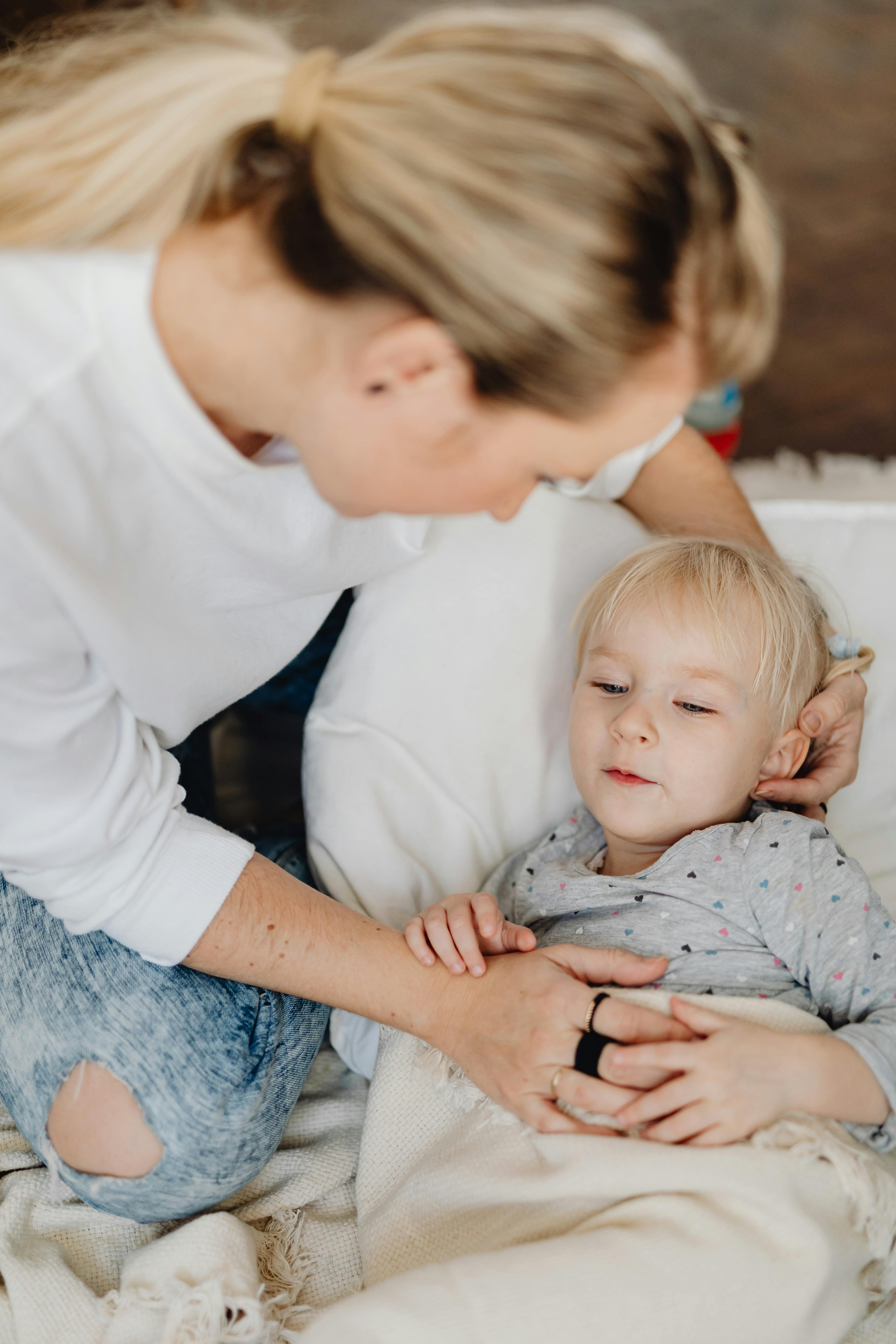 Una madre mirando cariñosamente a su hijo | Fuente: Pexels