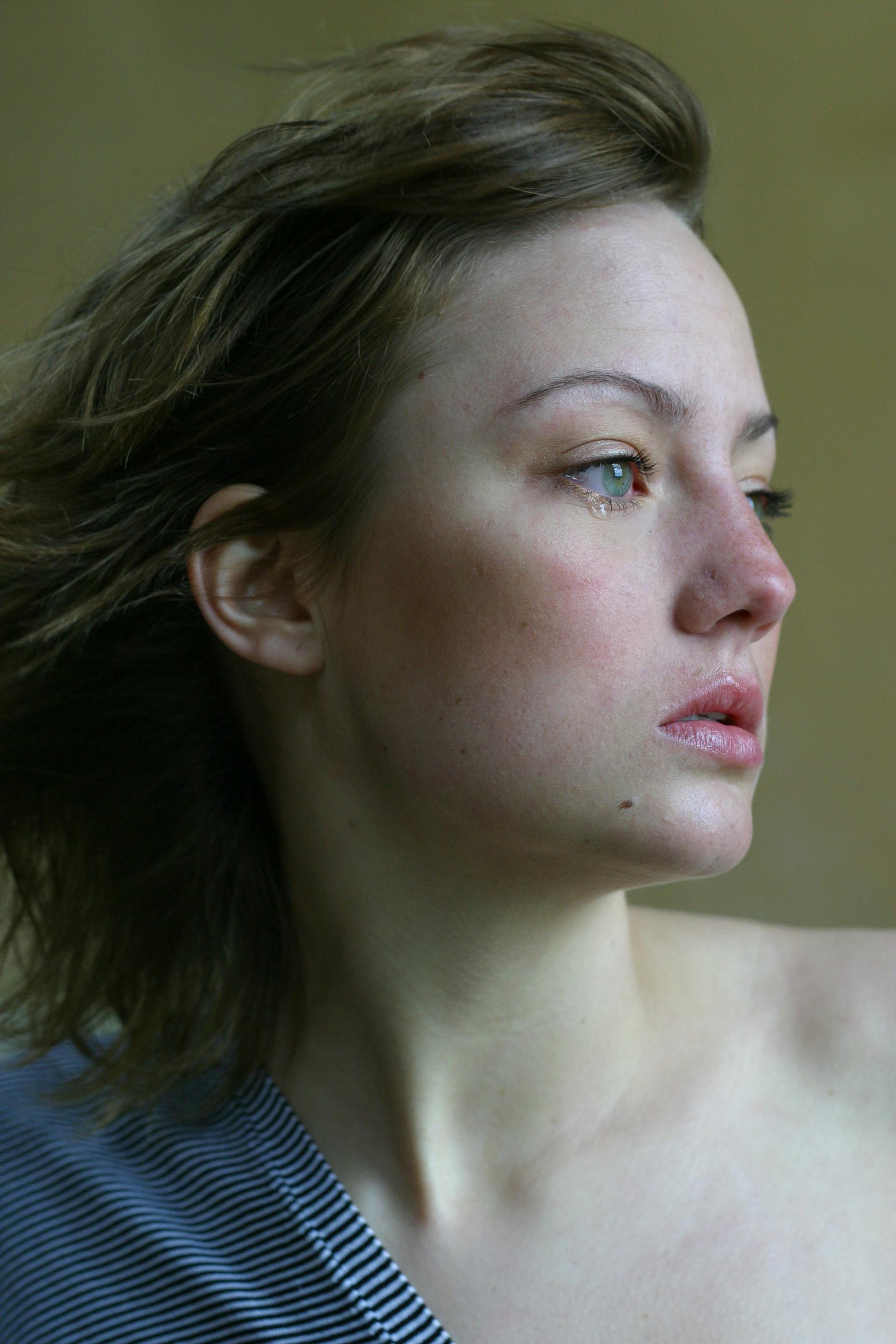 Una mujer mirando algo sorprendida | Fuente: Pexels