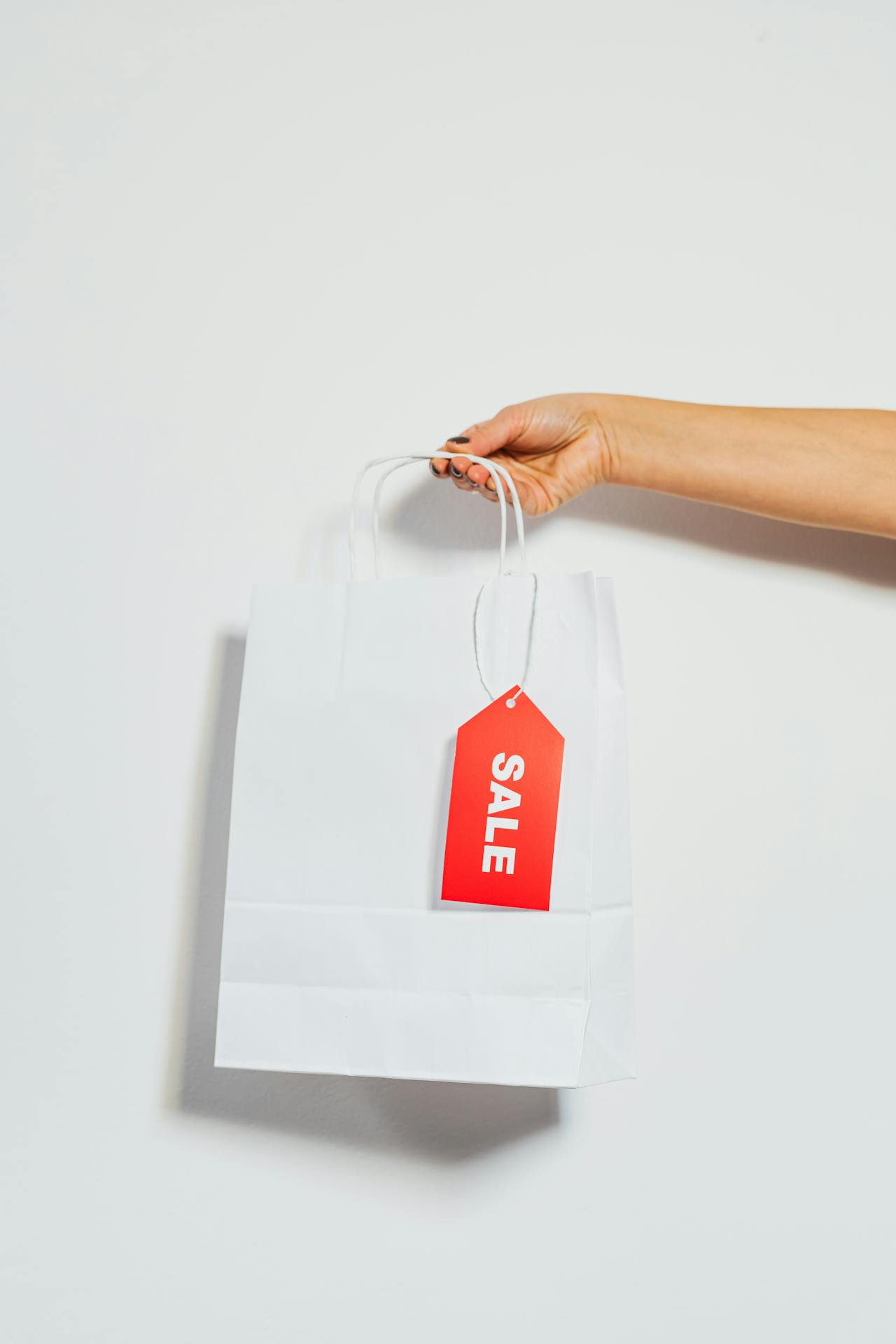 Primer plano de una mujer con una bolsa en la mano | Fuente: Pexels