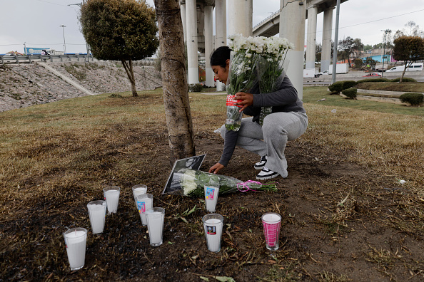 Jóvenes colocan una corona de flores y velas en memoria de Eduardo Noé García Morales, un profesor de preparatoria que falleció en la explosión de una pipa en el Puente de la Concordia en Iztapalapa, Ciudad de México, el 10 de septiembre de 2025 | Fuente: Getty Images