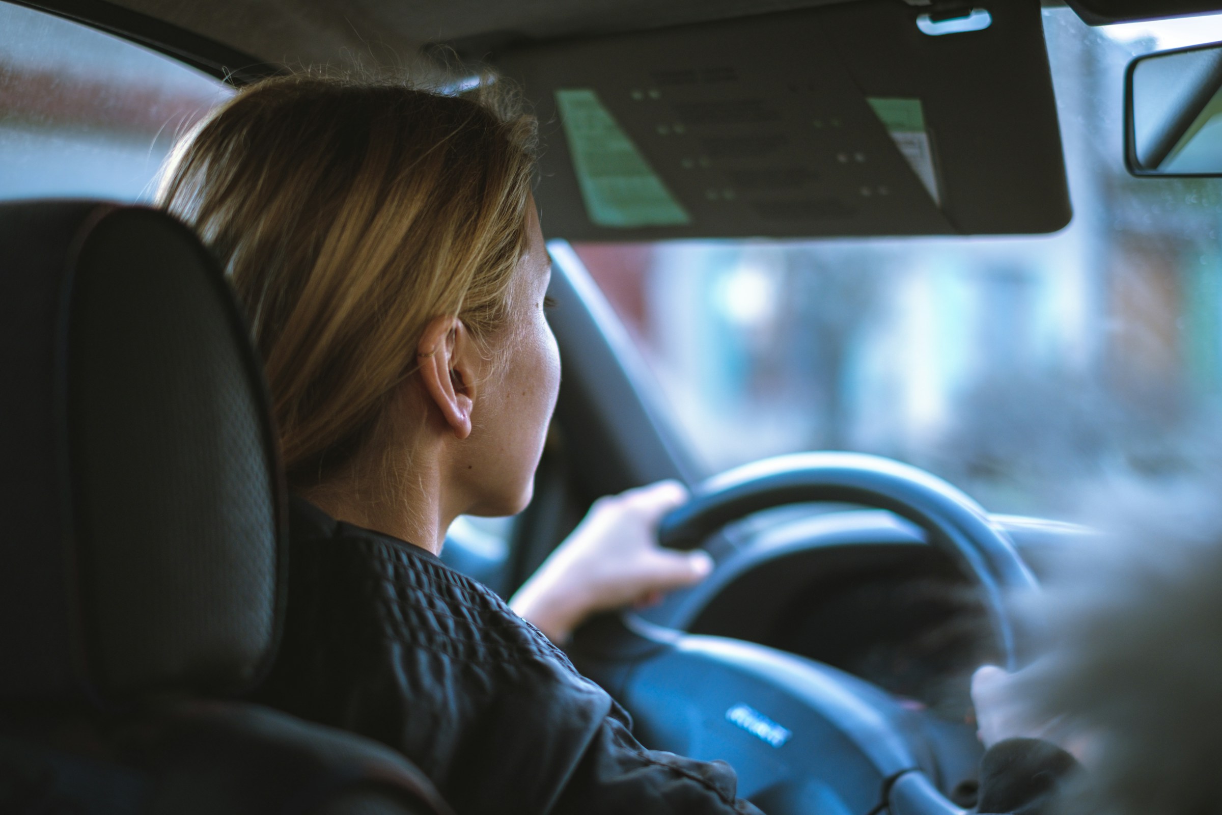 Mujer conduciendo un automóvil | Fuente: Unsplash
