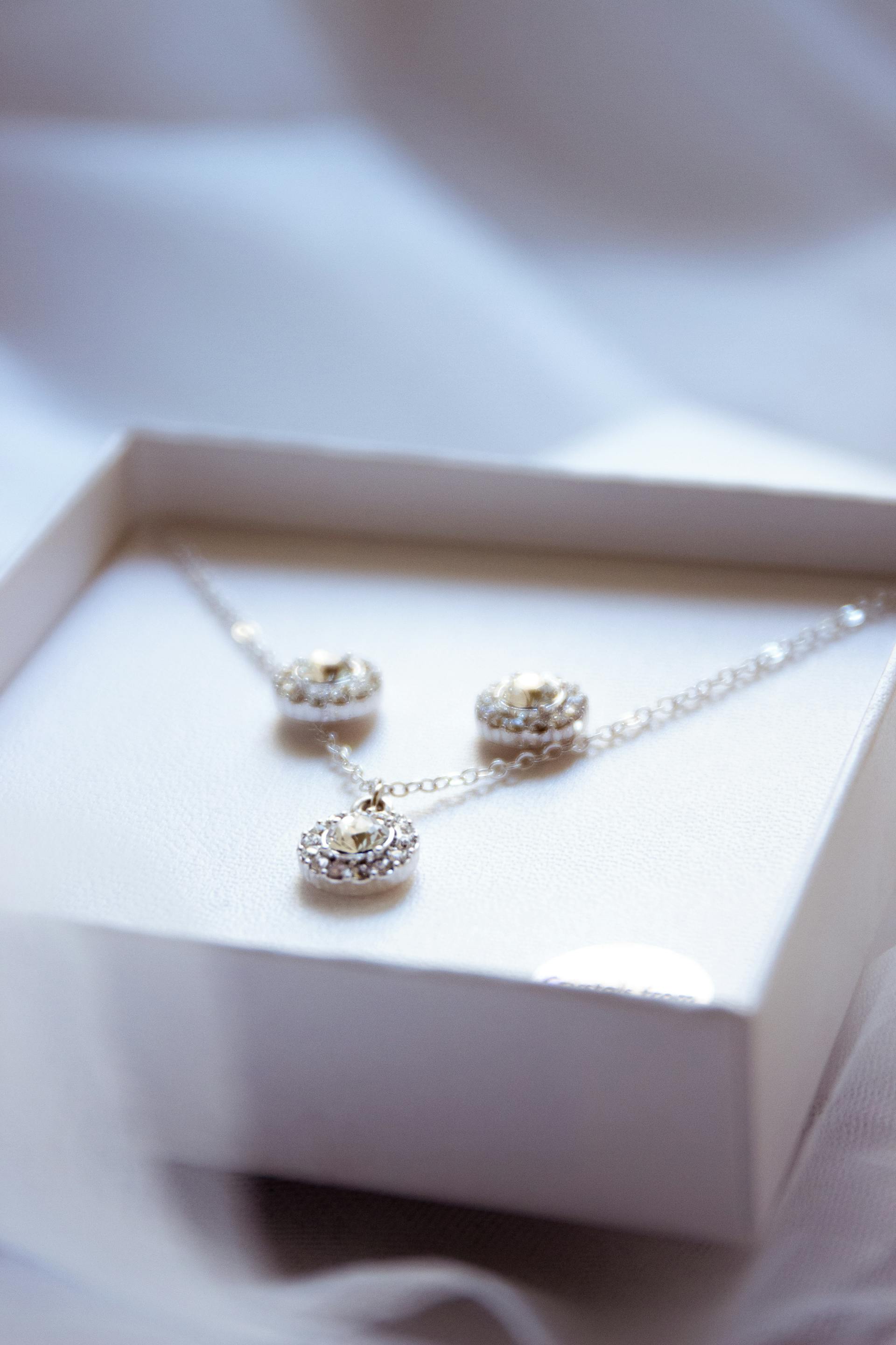Un colgante de diamantes | Fuente: Pexels