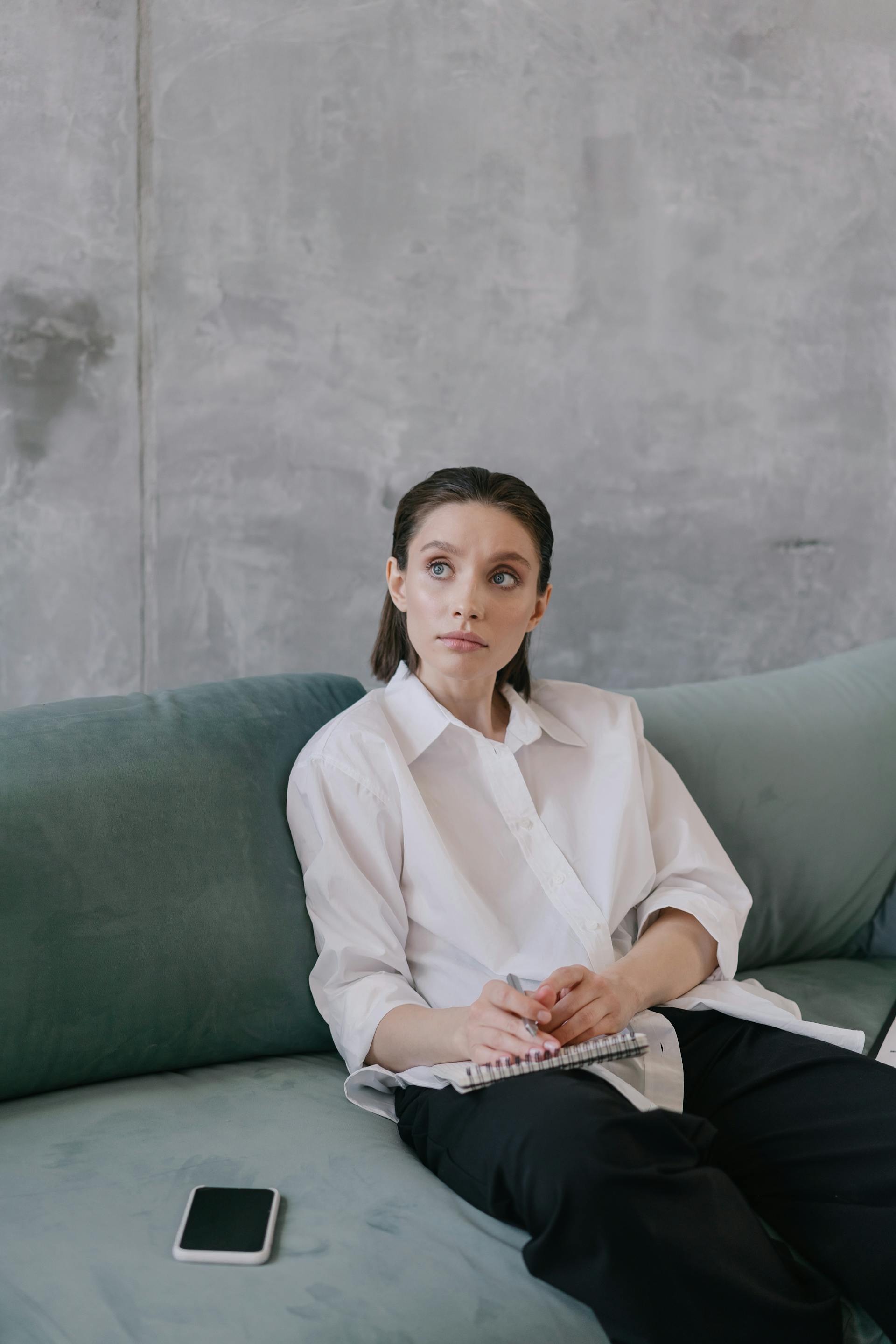 Una mujer pensativa mirando algo | Fuente: Pexels