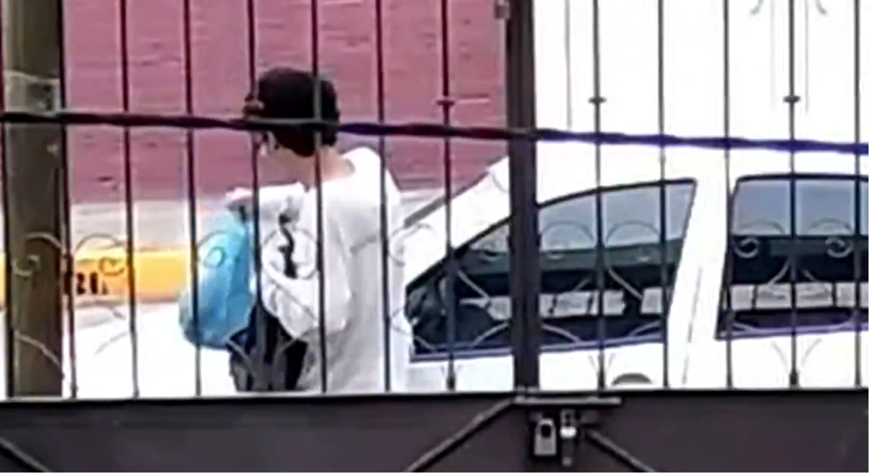 El joven identificado como Lucio "N", de 19 años, sacando una bolsa de su bolso | Fuente: X/nacholozano