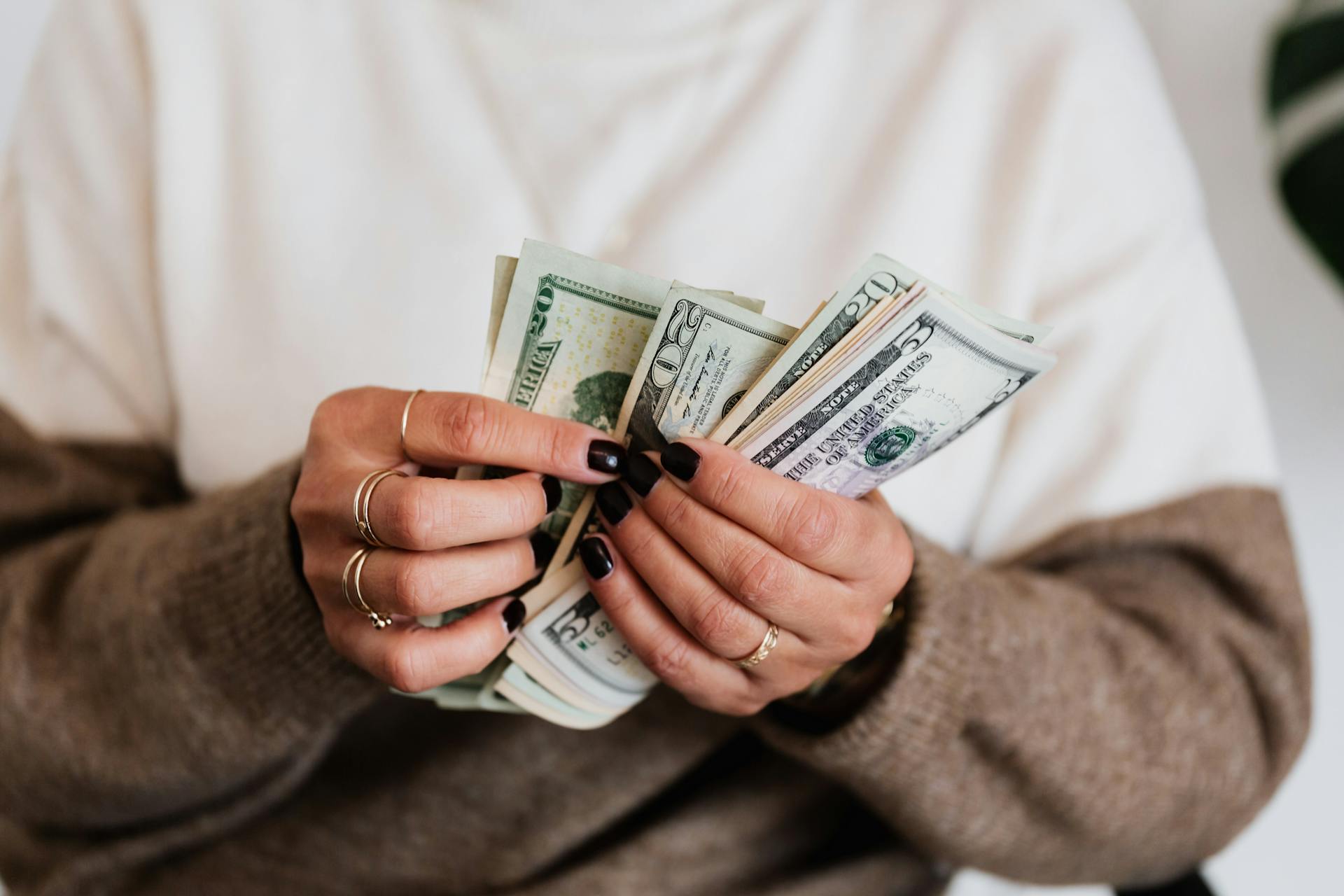 Una mujer contando dinero | Fuente: Pexels
