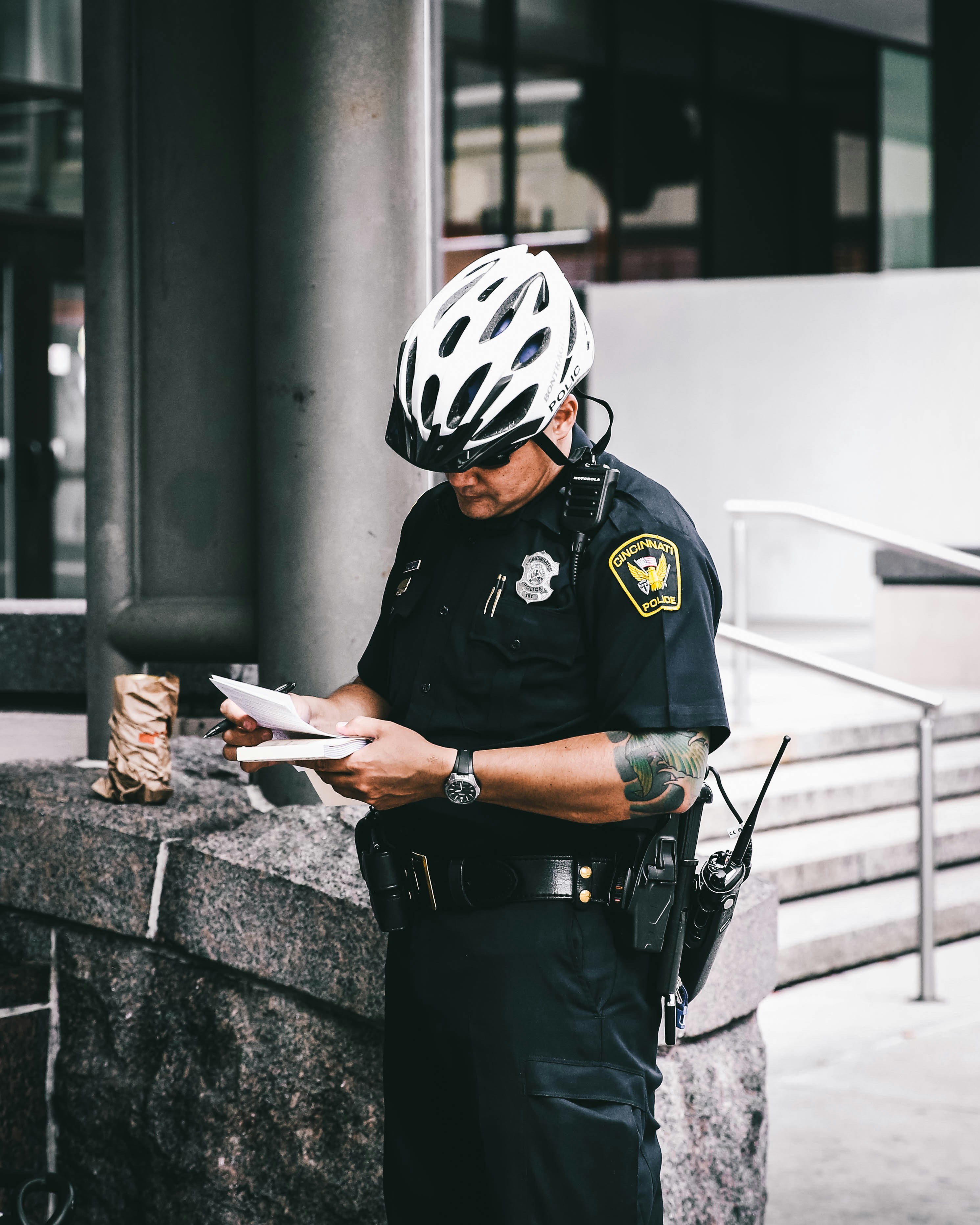 Un agente de policía escribiendo una multa | Fuente: Unsplash