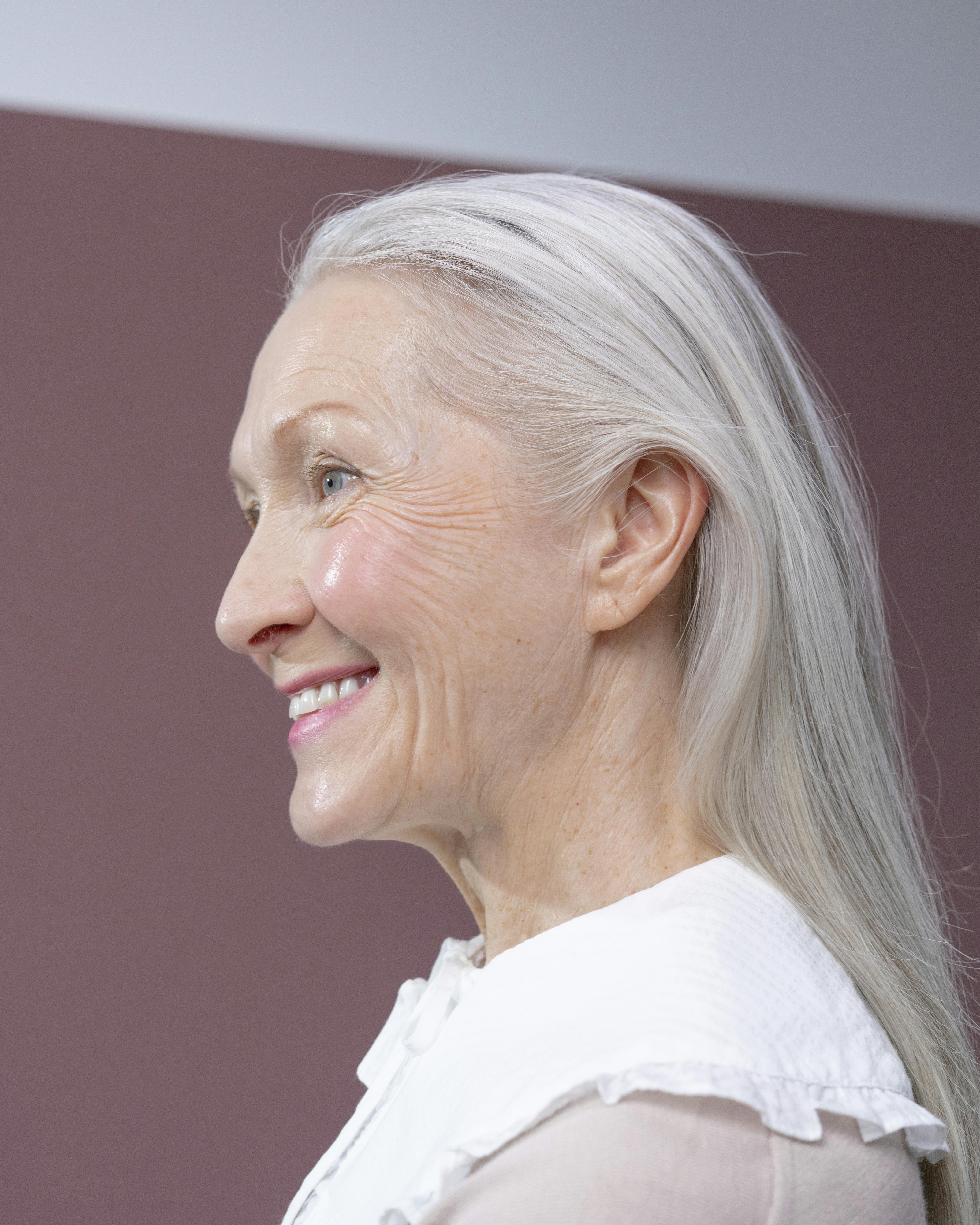 Una mujer mayor sonriente | Fuente: Pexels