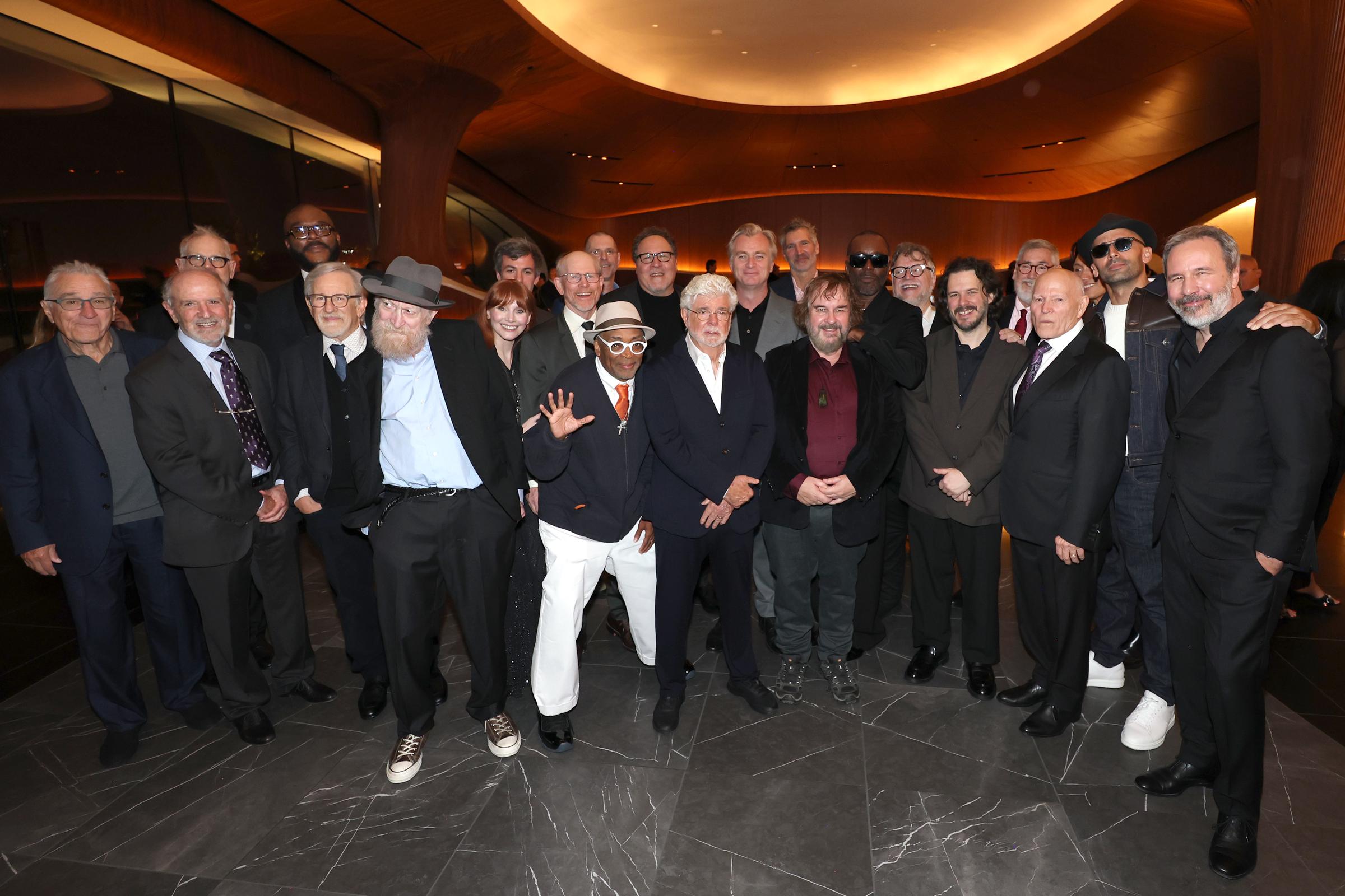 George Lucas se unió a un nutrido grupo de cineastas y otros invitados para hacerse una foto dentro del museo, entre los que estaban Robert De Niro, Steven Spielberg, Spike Lee, Jon Favreau, Christopher Nolan, Peter Jackson y Guillermo del Toro. El retrato de grupo reunió a varias generaciones de figuras relacionadas con el cine y la narración visual. | Fuente: Getty Images