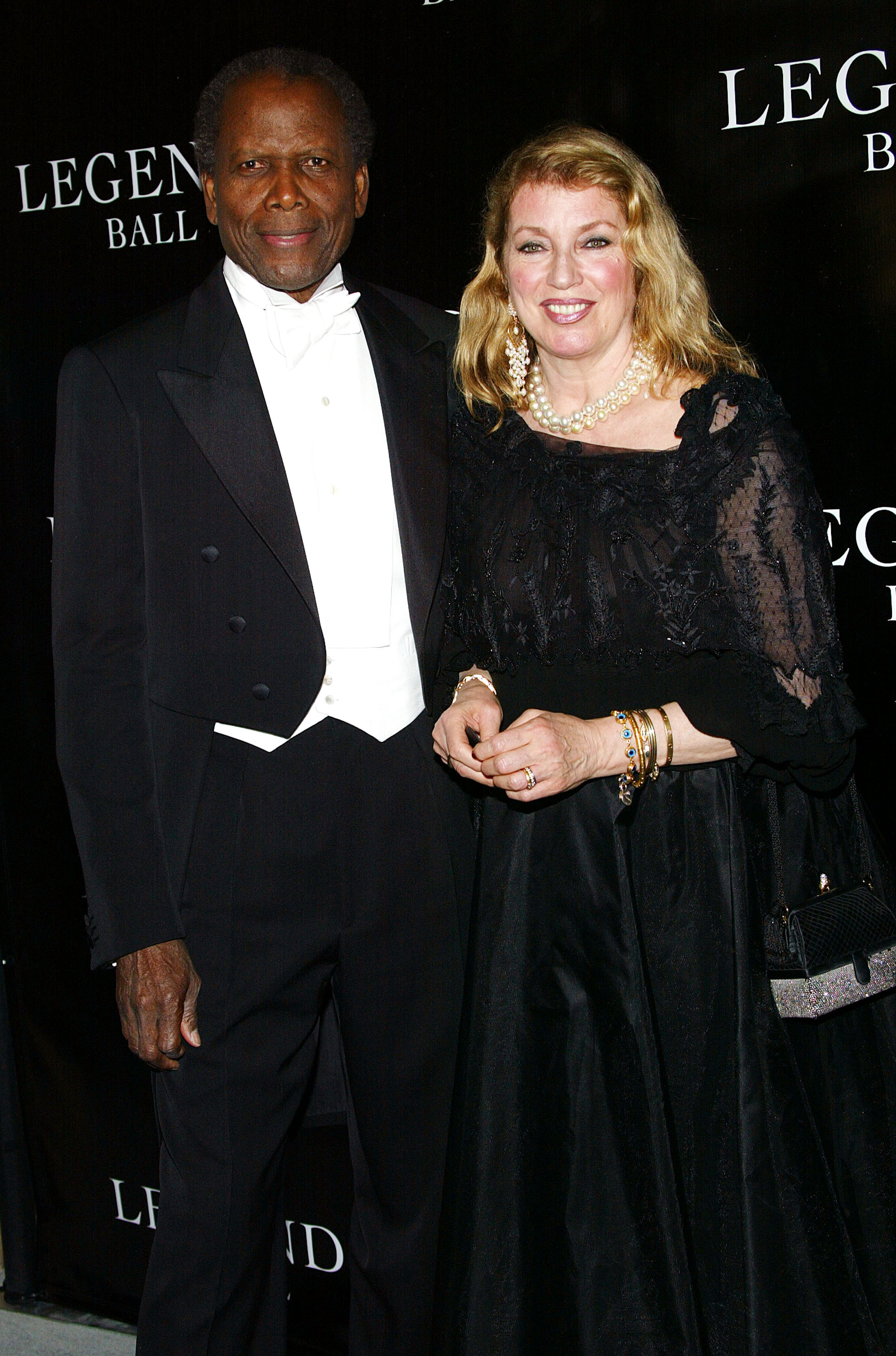 Sidney Poitier y Joanna Shimkus asisten al Legends Ball de Oprah Winfrey el 14 de mayo de 2005 en Santa Bárbara, California. | Fuente: Getty Images