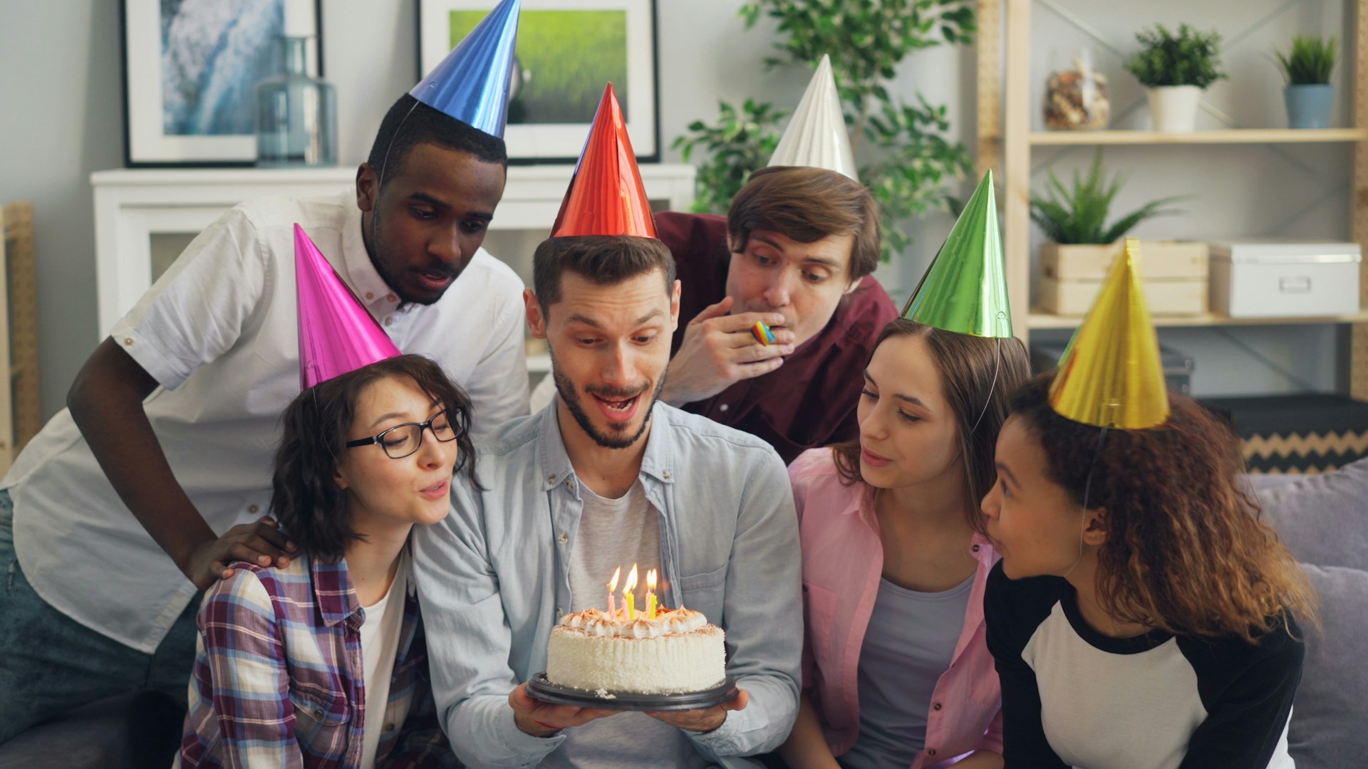 Gente reunida en una fiesta de cumpleaños | Fuente: Unsplash