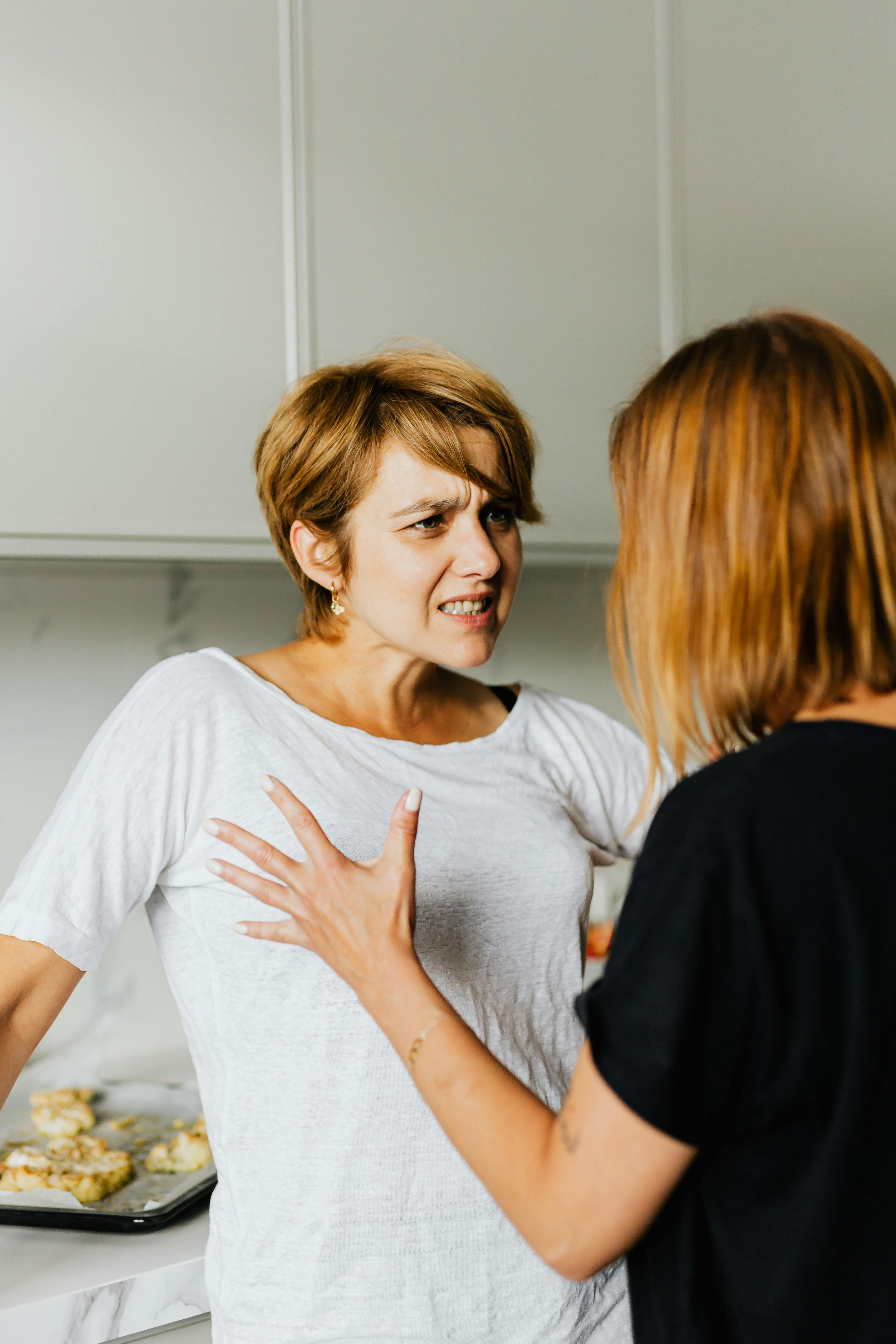 Dos mujeres discutiendo | Fuente: Pexels