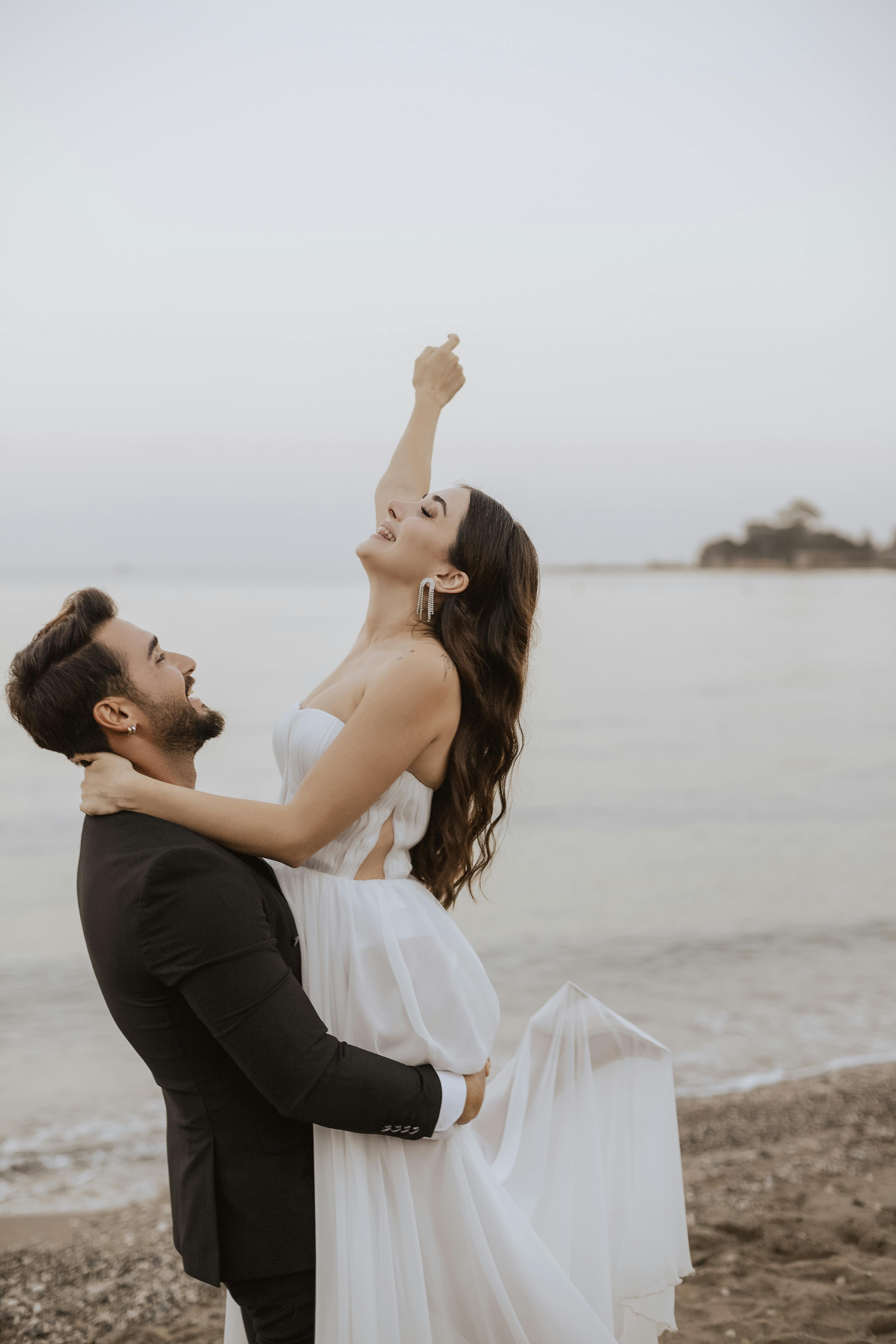 Felices recién casados bailando | Fuente: Pexels