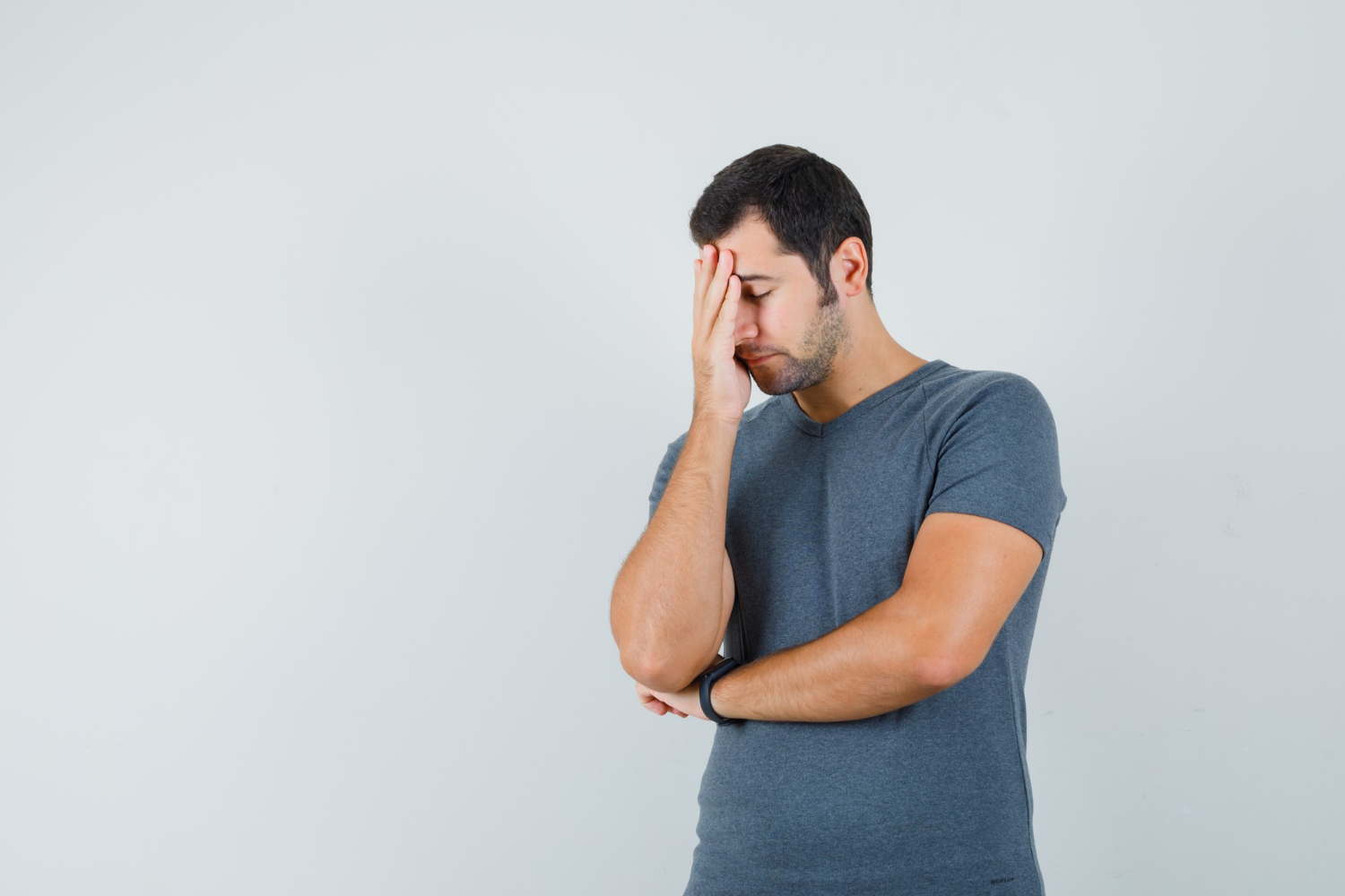 Un hombre angustiado | Fuente: Freepik
