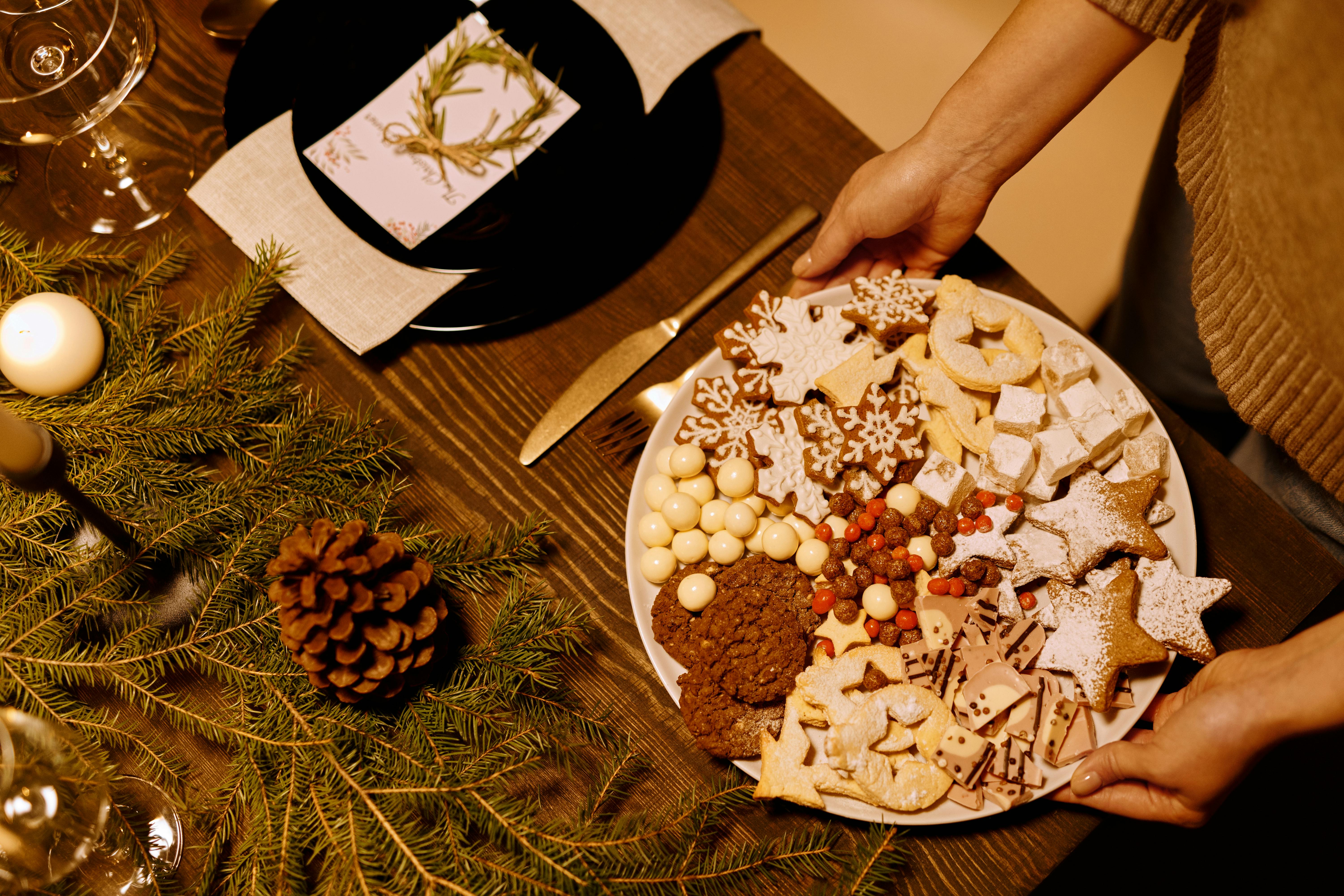 Persona sosteniendo una bandeja de galletas caseras | Fuente: Pexels