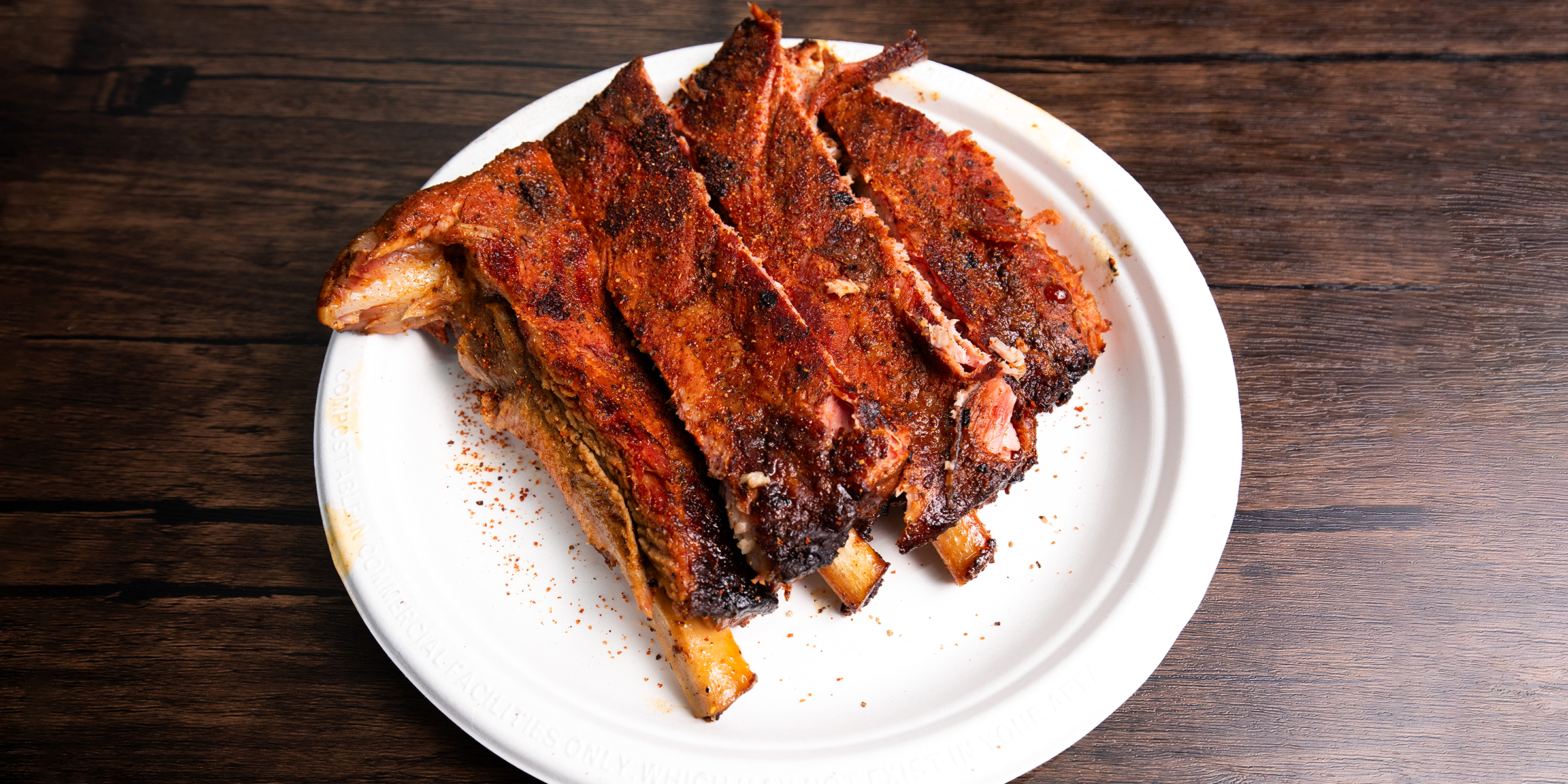 Costillas a la barbacoa en un plato | Fuente: Shutterstock