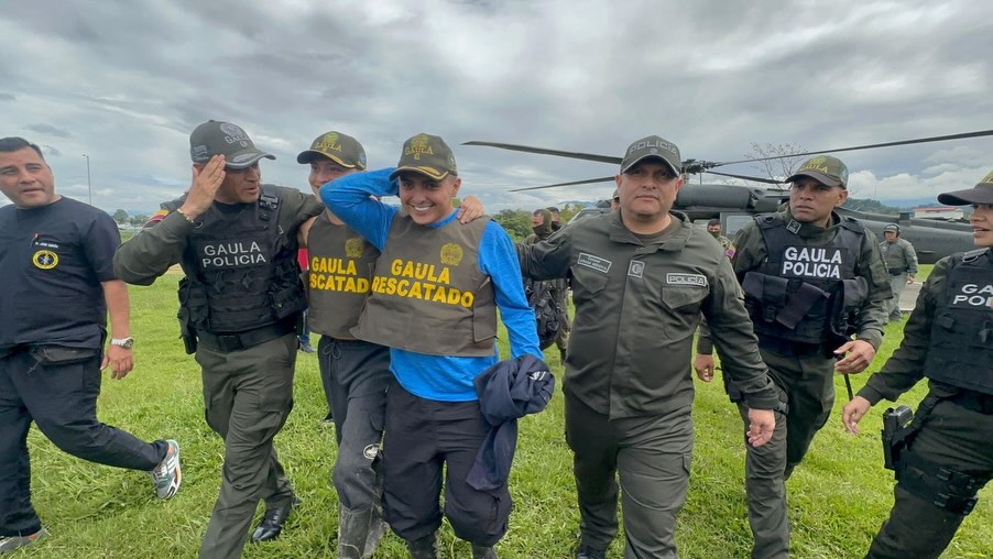 Miguel Ayala y su mánager, Nicolás Pantoja, tras su rescate, en compañía de la policía | Fuente: Instagram/directorpolicia