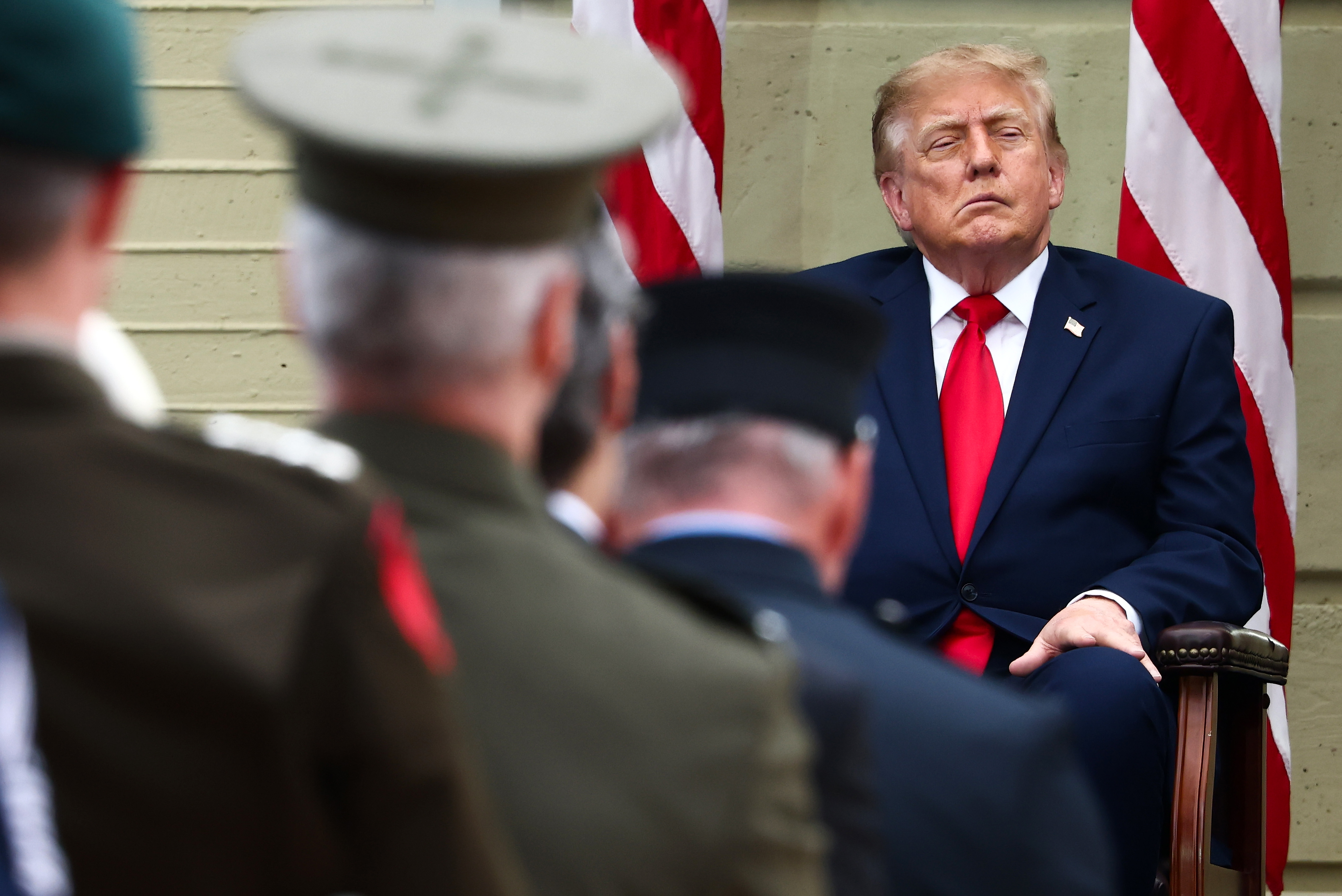 El presidente Donald Trump observa durante una ceremonia para conmemorar el 25º aniversario de los atentados terroristas del 11 de septiembre en el patio del Pentágono, el 11 de septiembre de 2026, en Arlington, Virginia. | Fuente: Getty Images