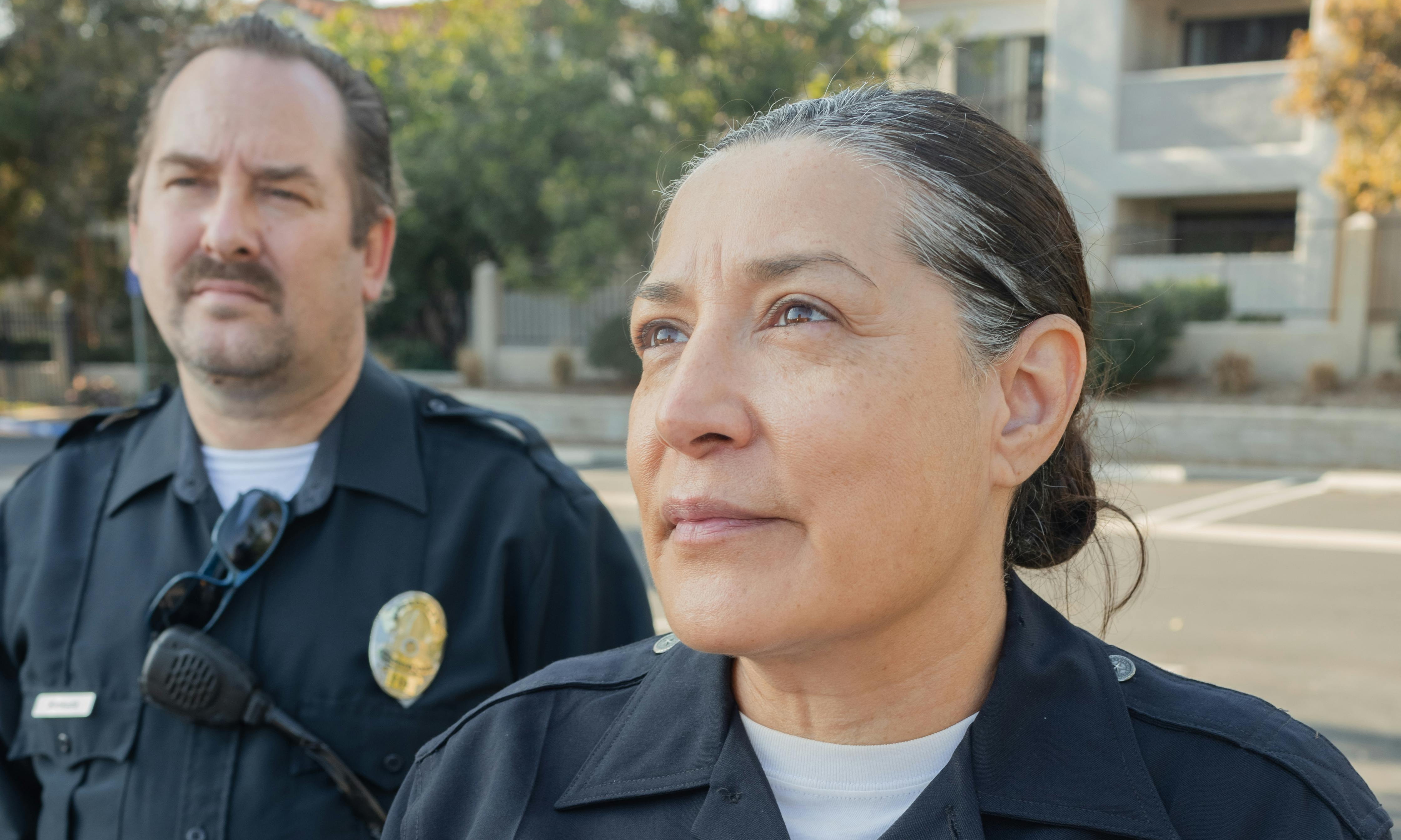 Un hombre y una mujer policías | Fuente: Pexels