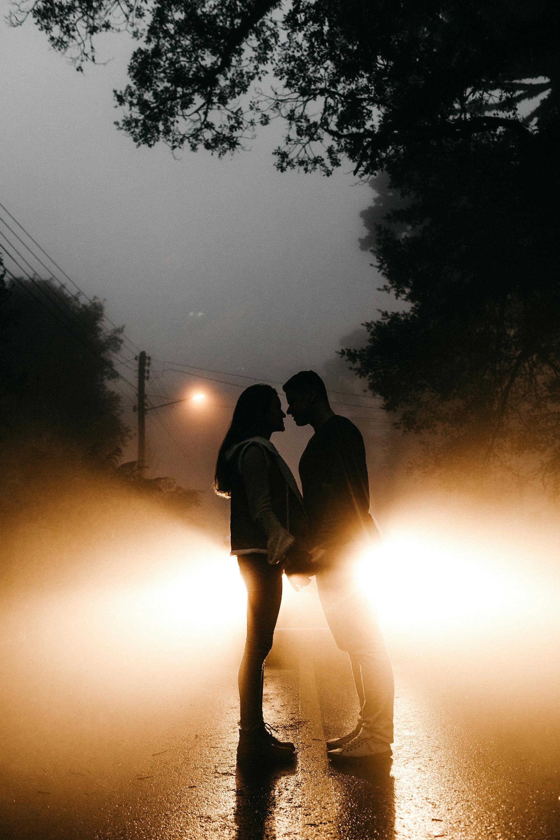 Una pareja de noche en la carretera | Fuente: Pexels