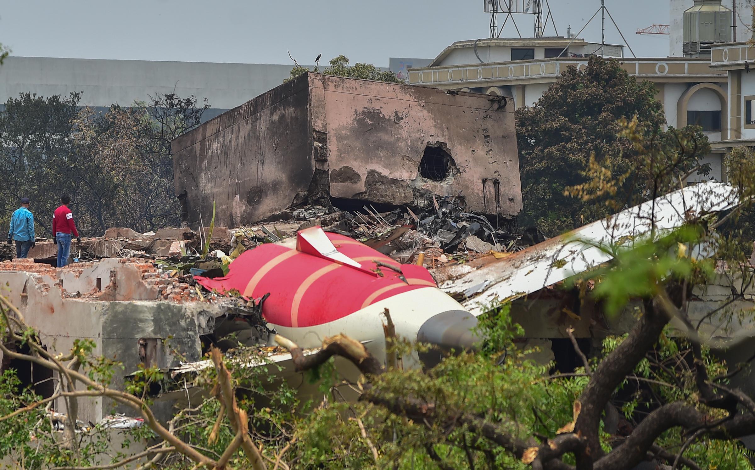 Funcionarios de investigación en el lugar donde se estrelló el Boeing 787 de Air India el 13 de junio de 2025 en Ahmedabad, India. | Fuente: Getty Images