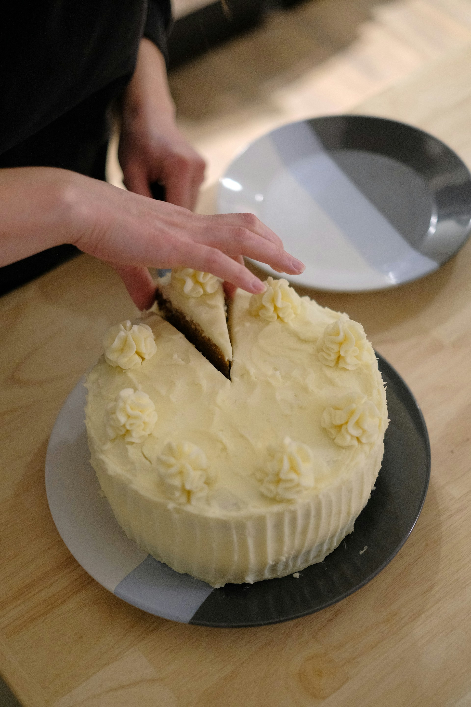 Una mujer cogiendo un trozo de pastel | Fuente: Unsplash