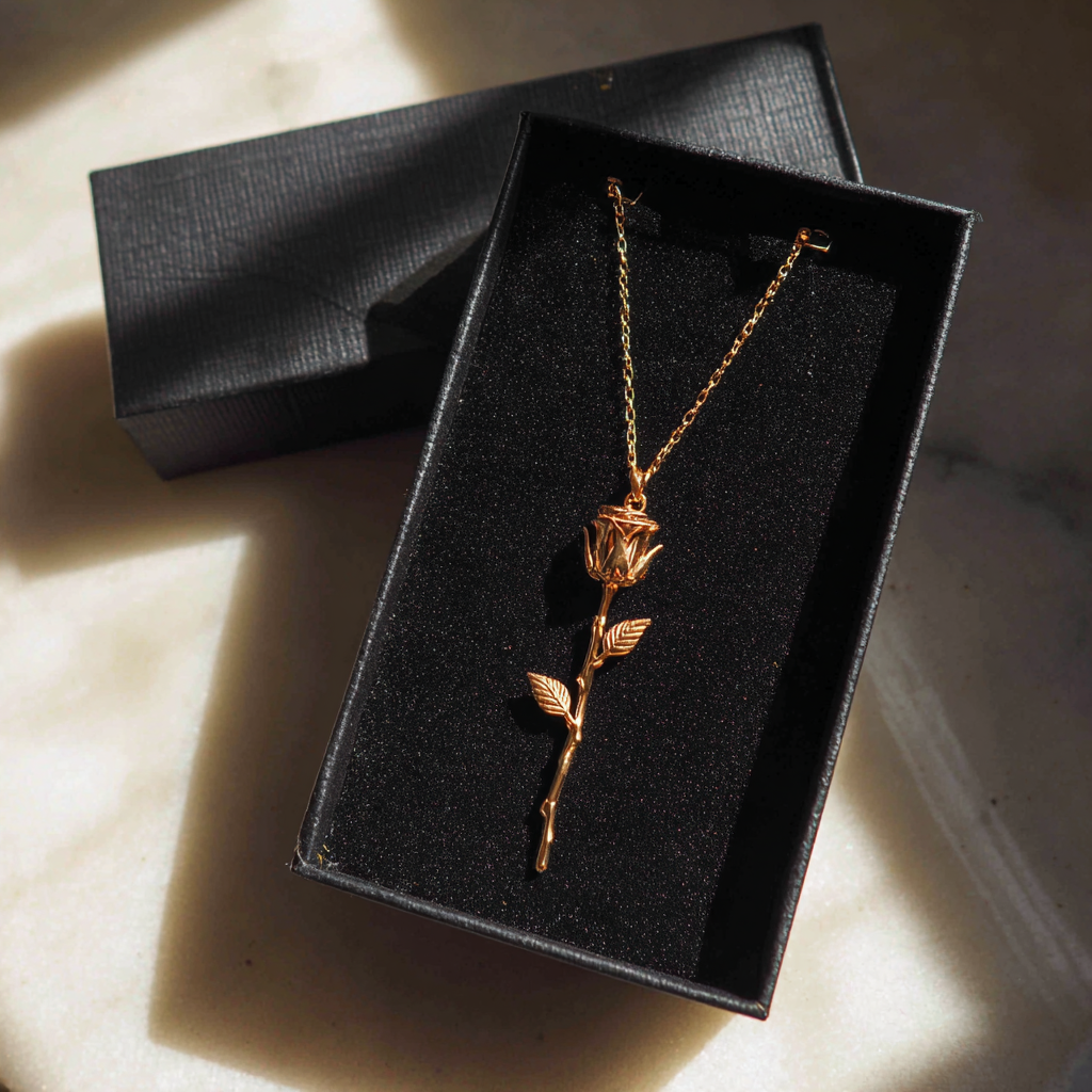 Un collar de oro en una caja | Fuente: Midjourney