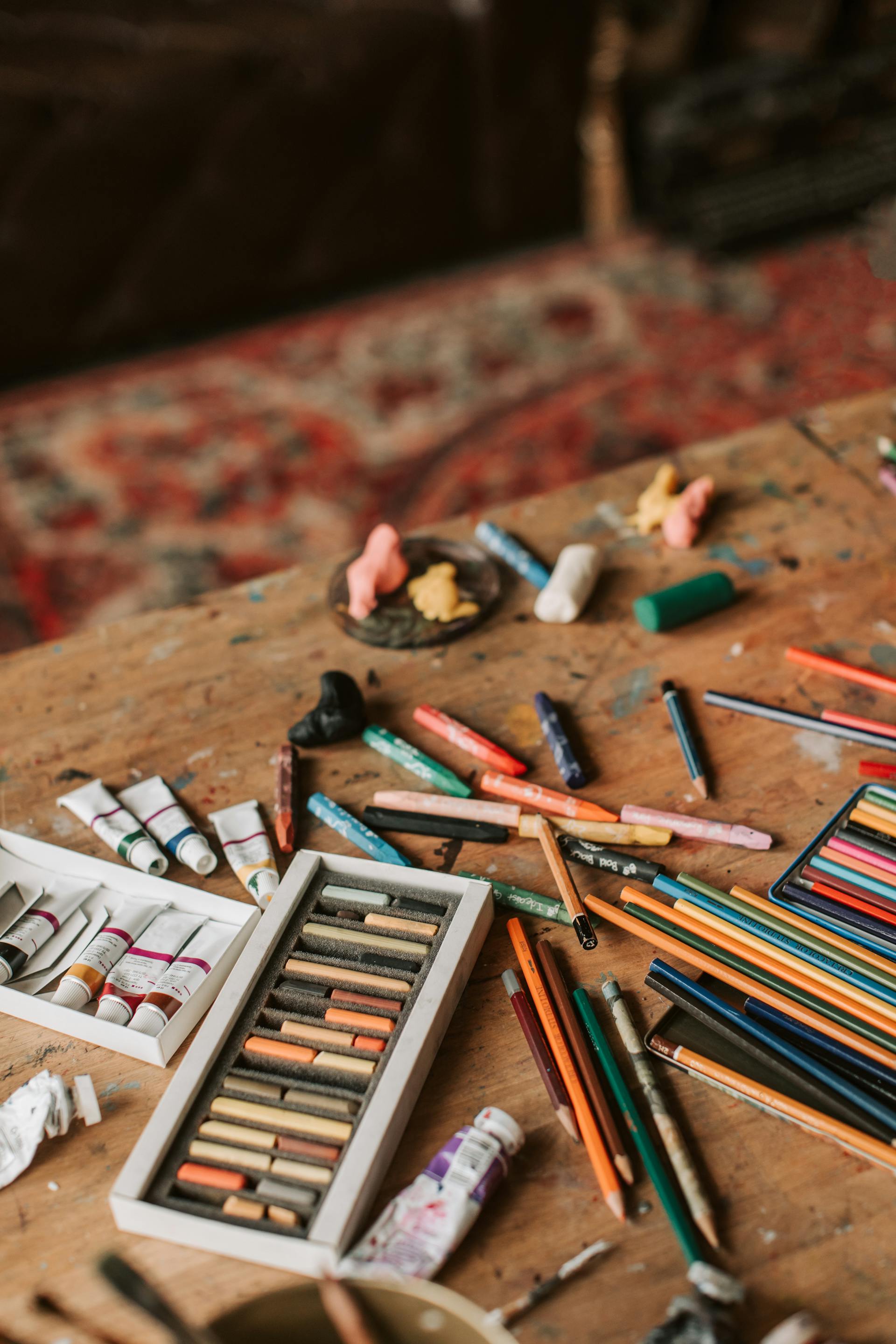Material de arte sobre un escritorio | Fuente: Pexels