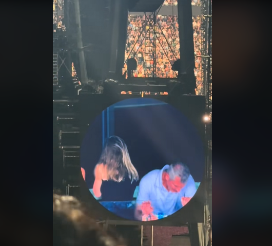 Andy Byron y Kristin Cabot son captados en la "Kiss cam" de un concierto de Coldplay, desatando una controversia en redes sociales. | Fuente: TikTok/Edwina.