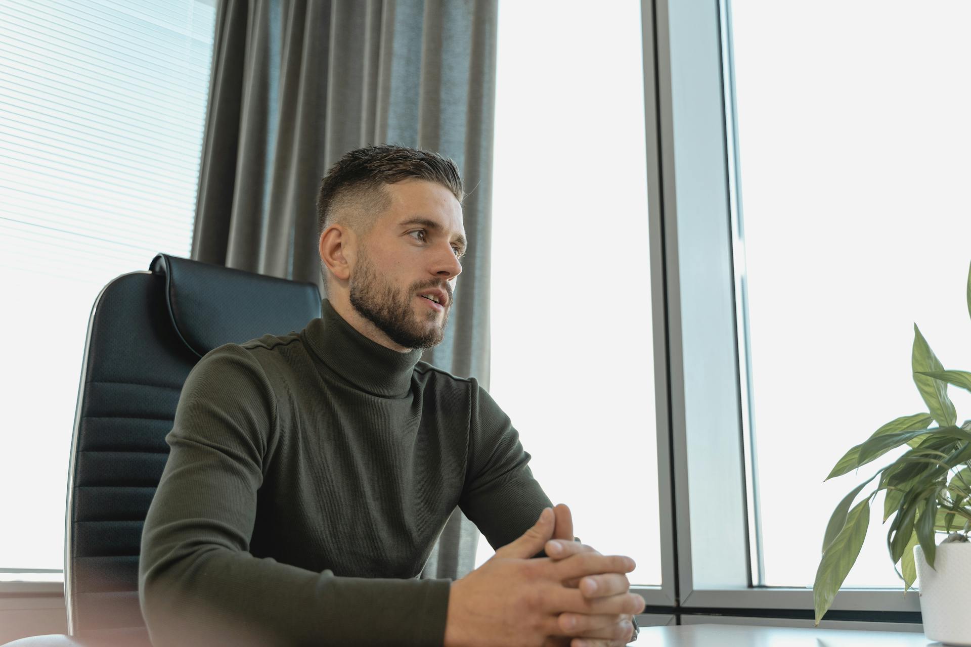 Un hombre en su oficina | Fuente: Pexels