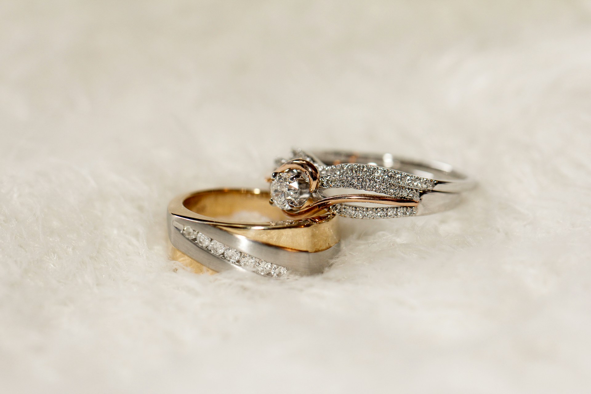 Dos anillos de diamantes | Fuente: Unsplash