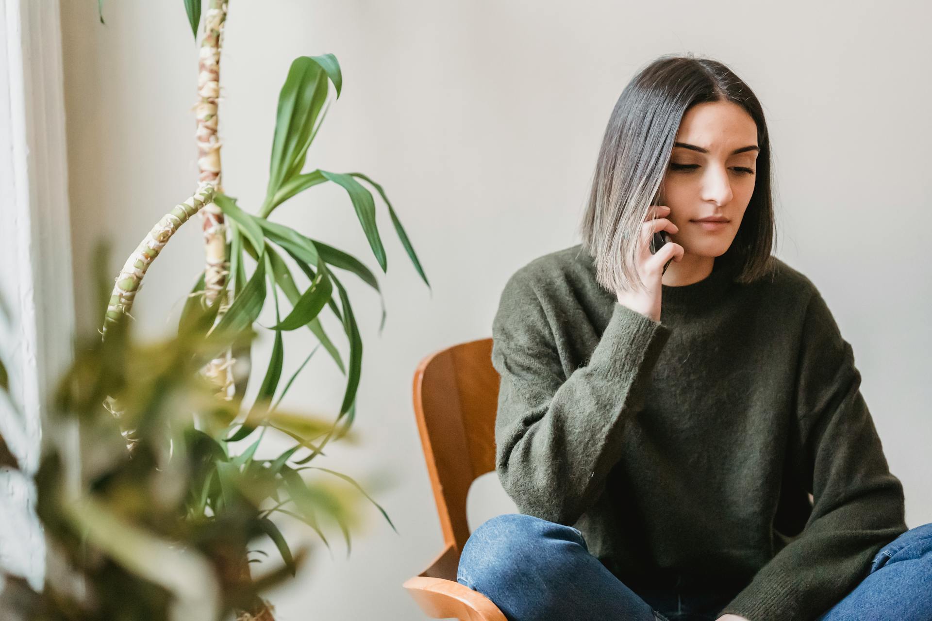 Una mujer hablando por el móvil | Fuente: Pexels