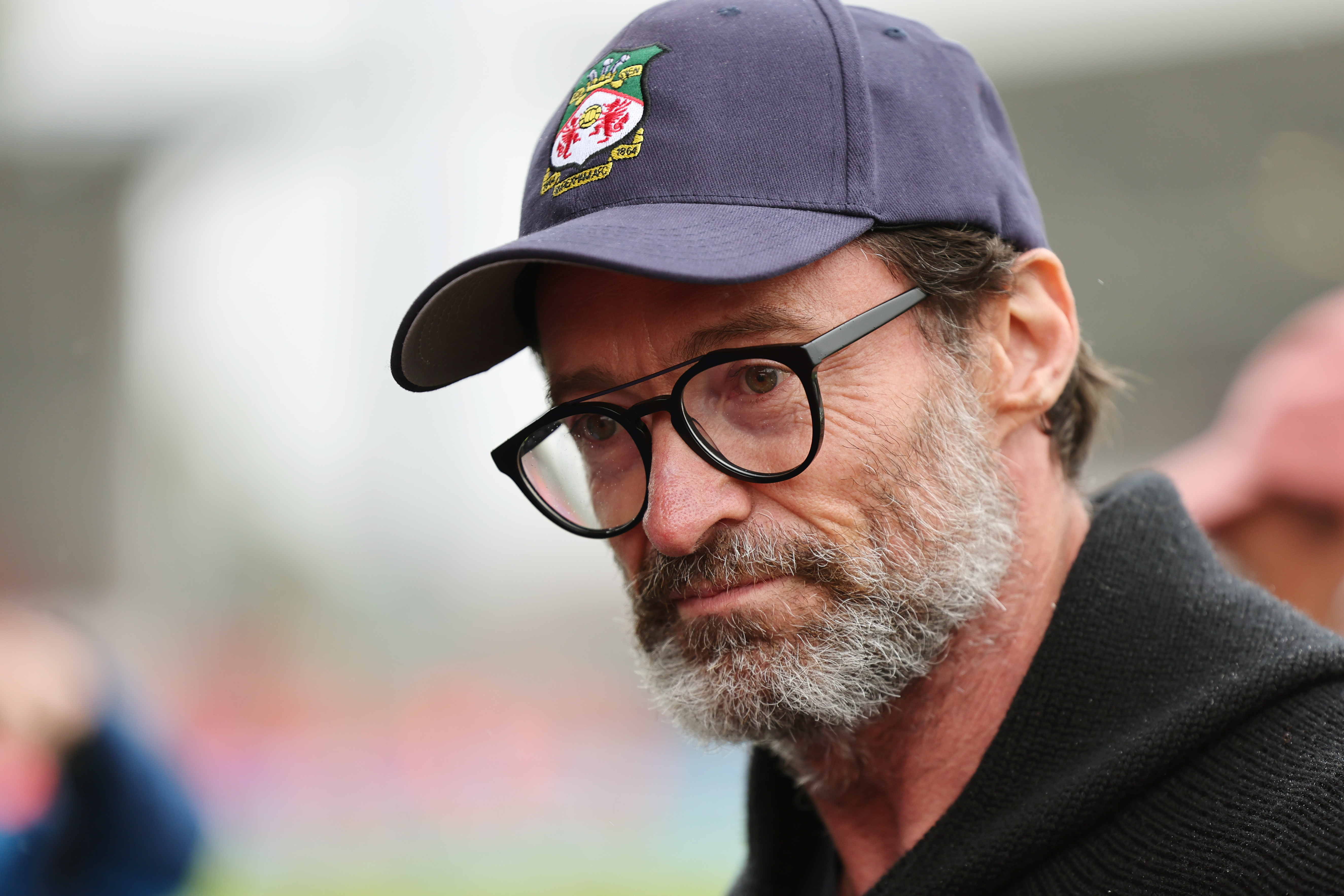 Hugh Jackman en el partido de la Sky Bet League Two en Wrexham, Gales, el 5 de agosto de 2023 | Fuente: Getty Images