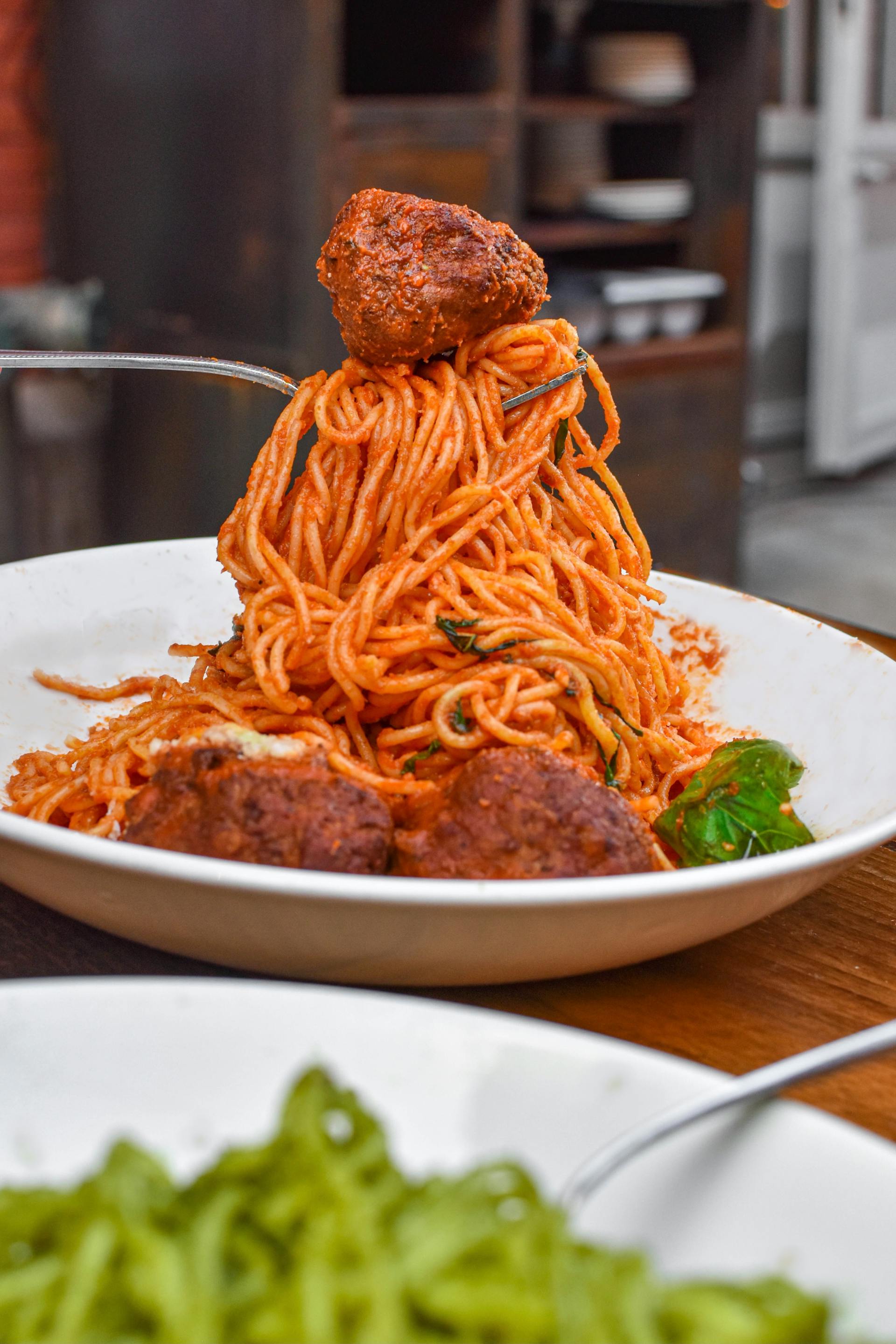 Espaguetis con albóndigas servidos en un plato | Fuente: Pexels