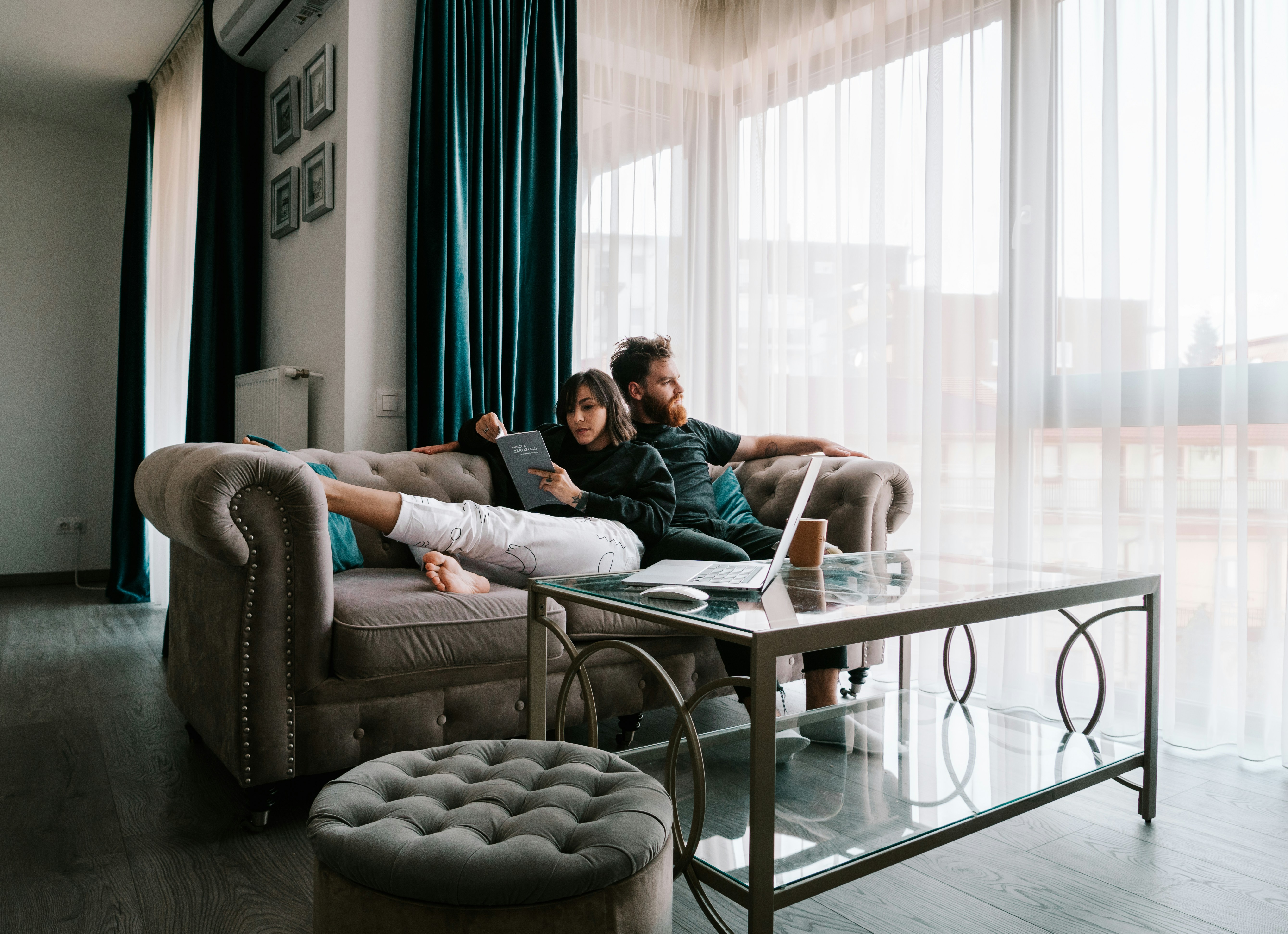 Una pareja sentada en un salón | Fuente: Unsplash