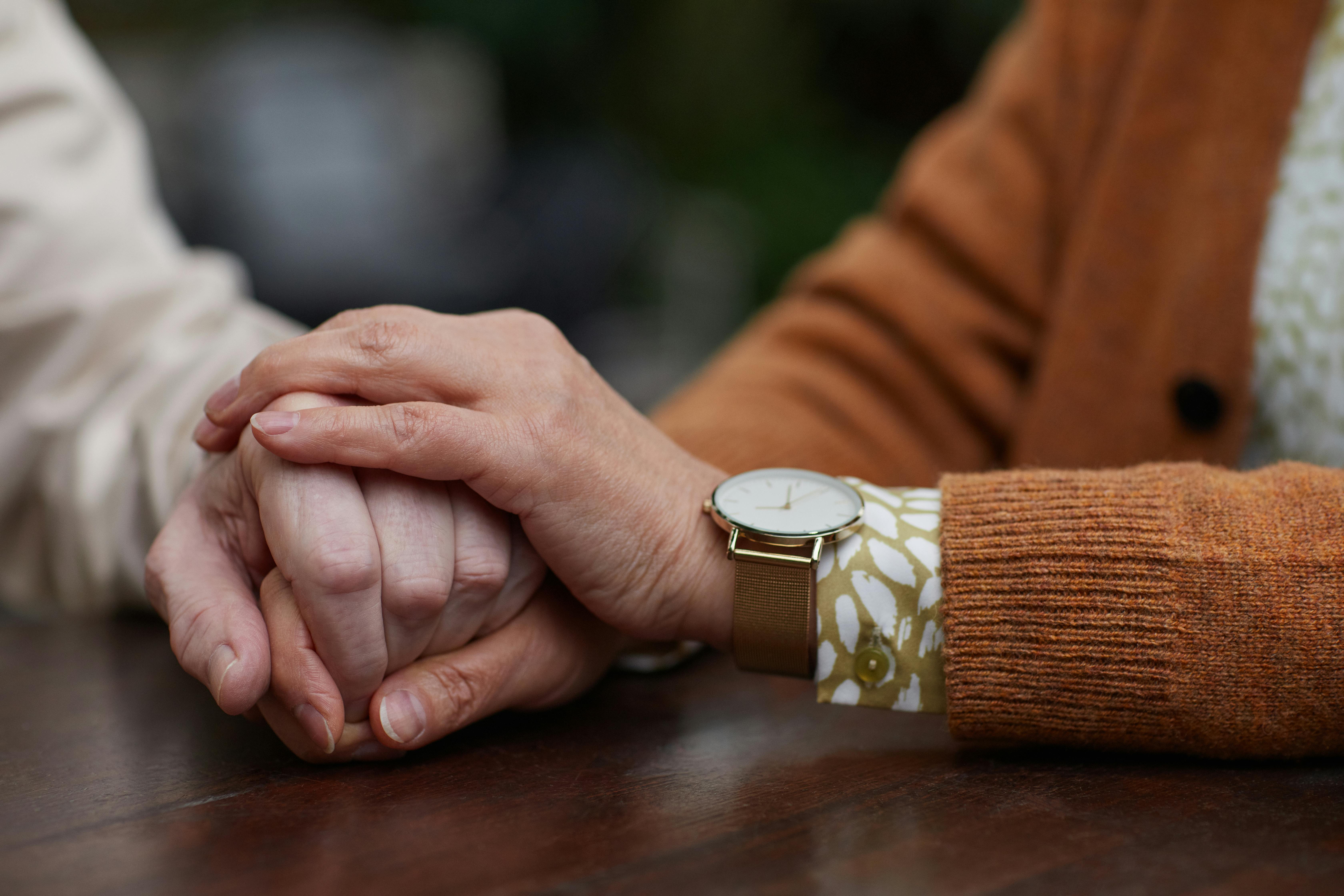 Pareja tomada de la mano | Fuente: Pexels