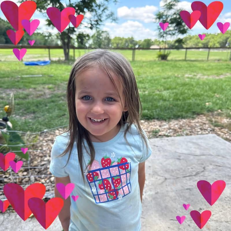 La policía llegó sobre las 11 de la mañana e hizo todo lo posible por prestar asistencia de emergencia. Esta es una foto de Briella Holmes en un parque infantil, publicada el 26 de julio de 2026. | Fuente: Facebook/Jason Holmes