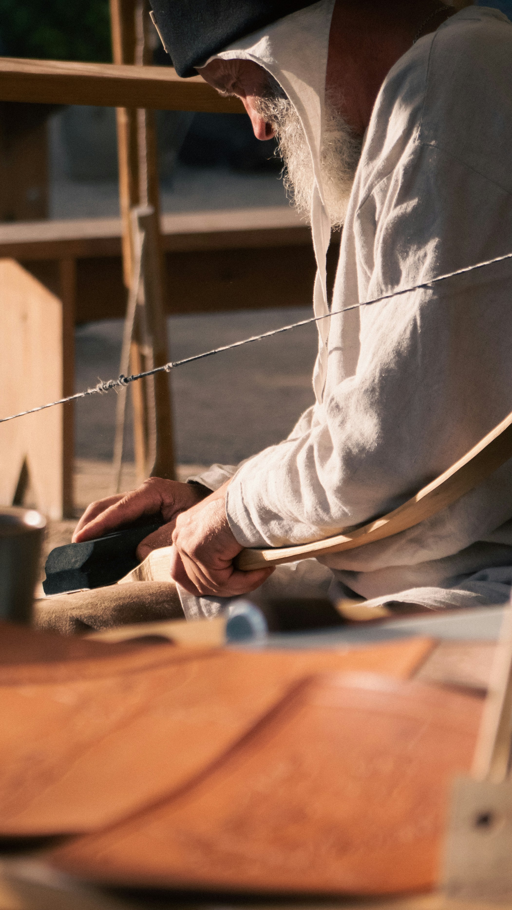 Un hombre tallando madera | Fuente: Unsplash