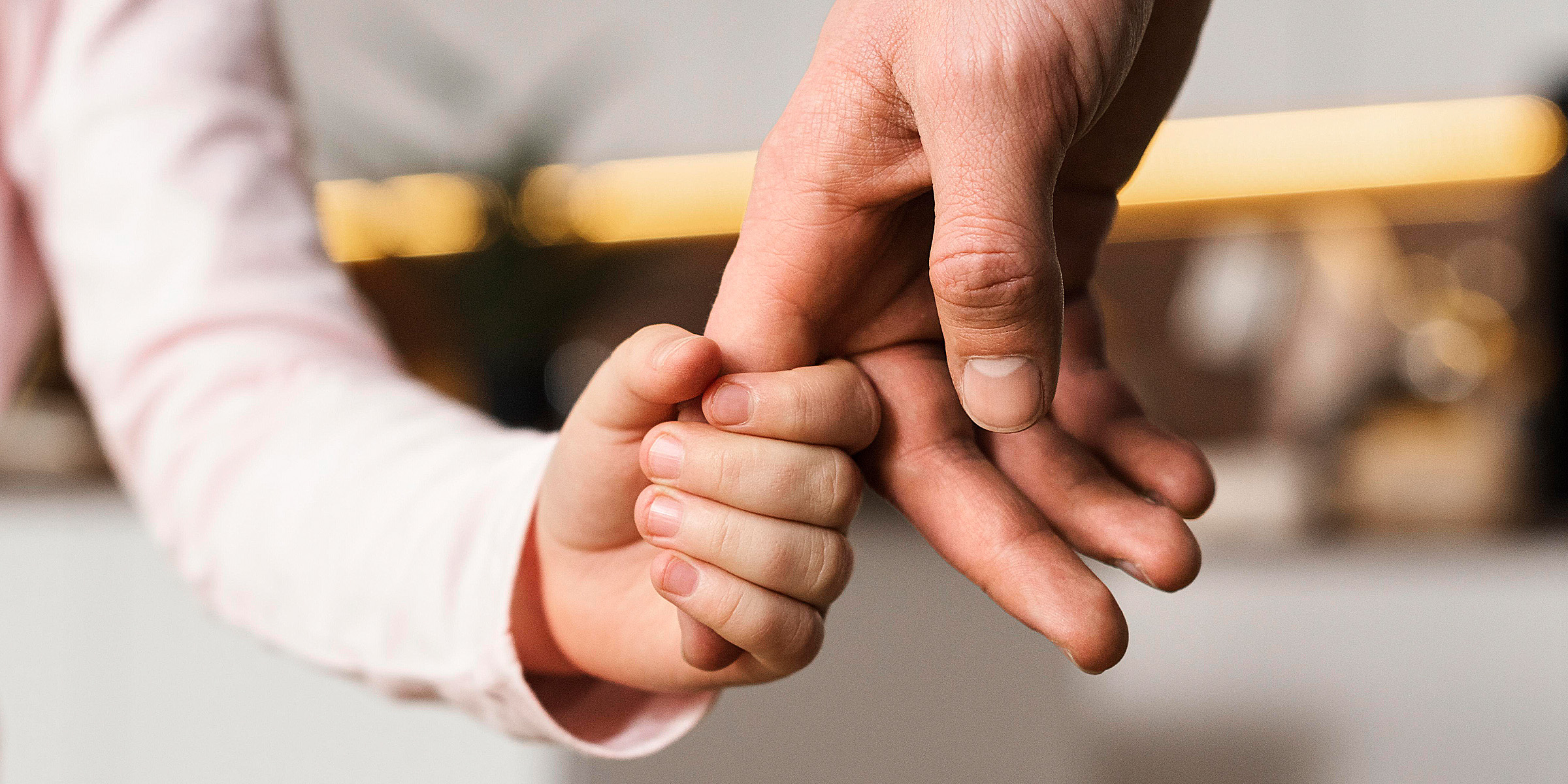 Una niña tomada de la mano de su padre | Fuente: Freepik