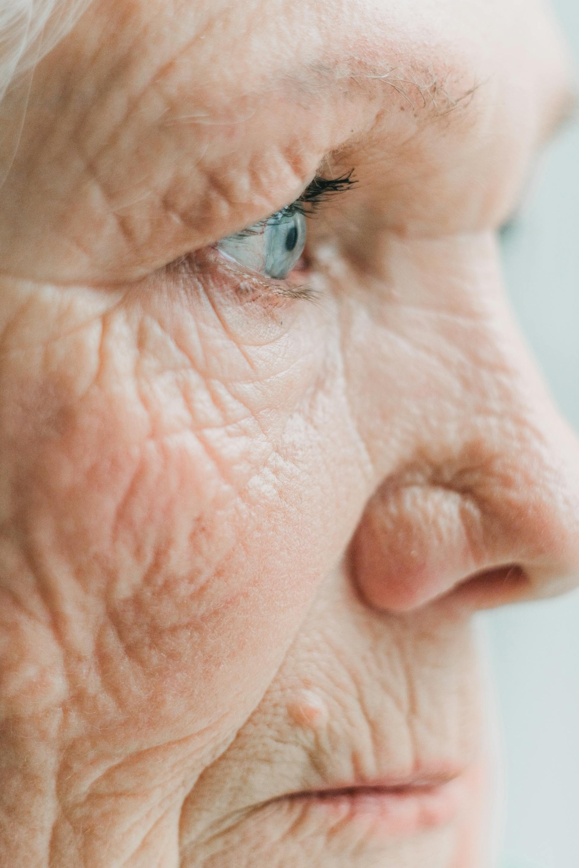 Primer plano de una anciana triste | Fuente: Pexels